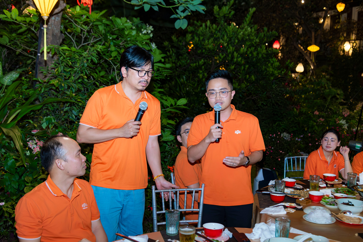 <p class="Normal" style="text-align:justify;"> Sau những phút dùng tiệc, chương trình tiếp nối bằng những giây phút thấu hiểu qua trò chơi "Đoán tên qua thành tích". Mỗi cá nhân khi được xướng tên đều tự tin cầm mic kể về kỷ niệm cá nhân và điểm bắt nguồn của những OKR bứt phá. Những câu chuyện mang đầy tính truyền cảm hứng được chia sẻ đã khắc họa rõ nét tinh thần nỗ lực vượt qua giới hạn của từng chiến binh xuất sắc.</p>