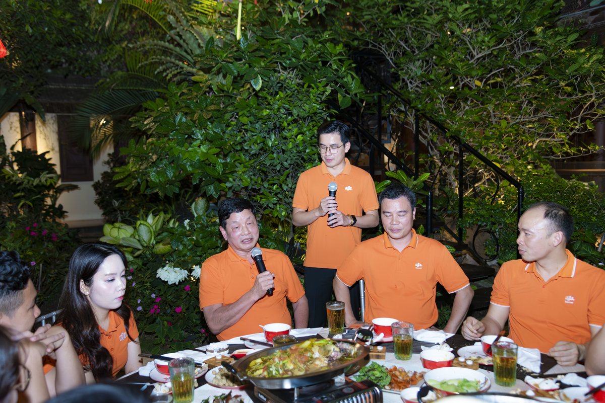 <p class="Normal" dir="ltr" style="text-align:justify;"> Trong không gian quây quần thân mật, Chủ tịch Trương Gia Bình đã có những phút giây trải lòng, trao đổi sâu sắc cùng đoàn. Những chia sẻ của người anh cả về định hướng chiến lược của Tập đoàn FPT như tiếp thêm lửa và sức mạnh tinh thần cho mỗi cá nhân. Anh khích lệ mọi người hãy tiếp tục đồng lòng, giữ vững tinh thần khởi nghiệp cháy bỏng để luôn mạnh mẽ tiến về phía trước.</p>