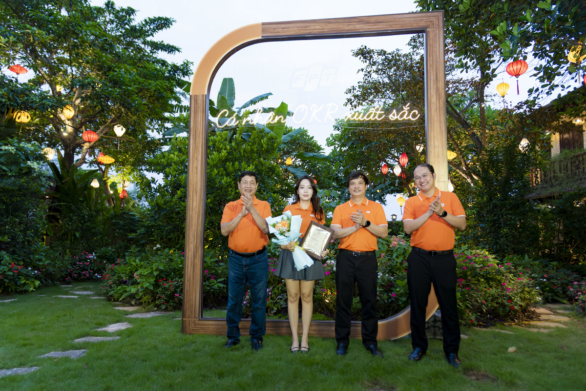 <p class="Normal" style="text-align:justify;"> Lắng nghe những định hướng từ ban lãnh đạo và hòa chung không khí tự hào, chị Nguyễn Thị Lâm Nguyệt, cá nhân OKR xuất sắc từ FPT IS, xúc động chia sẻ: "Từ khoảnh khắc biết bản thân lọt top 13 OKR xuất sắc của Tập đoàn, mình cảm thấy đây là một cơ hội vô cùng đặc biệt. Được giao lưu cùng các anh chị lãnh đạo trong bữa tiệc ấm cúng này chính là động lực lớn lao để trong tương lai gần, bản thân sẽ cố gắng 'leng keng' thêm lần nữa, đóng góp vai trò truyền thông vào các chiến lược phát triển chung của FPT".</p>