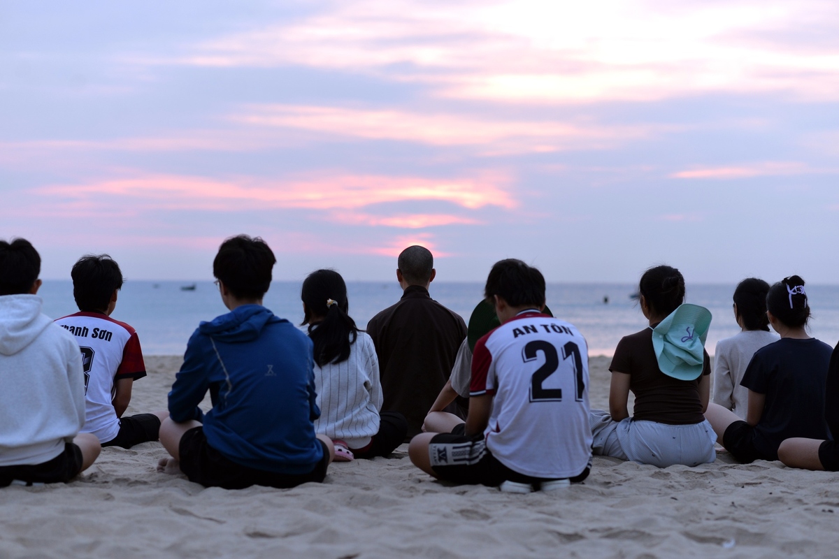 <p> Sau những giờ rộn ràng các hoạt động là giờ ăn tối, học bài và đi ngủ vào lúc 10h. Ngày mới ở Hy vọng sẽ bắt đầu sau tiếng kẻng lúc 5h30, các em có thể tập thể dục ngay tại sân trường, hoặc ra bãi biển học thiền định... trước khi bước vào giờ học chính khoá.</p> <p class="Normal"> Trường Hy Vọng thành lập bởi Tập đoàn FPT và Quỹ Hy Vọng, đặt tại Khu đô thị FPT City Đà Nẵng nhằm nuôi dưỡng, đào tạo các em học sinh mất cha mẹ vì đại dịch COVID-19, với mong muốn chia sẻ, yêu thương, nâng bước trưởng thành cho các em.</p>