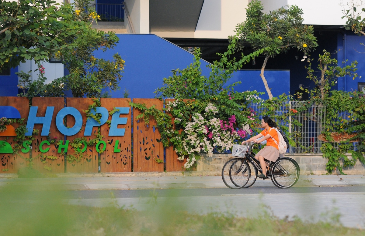 <p> Sau giờ học tại FPT School, các em bắt đầu trở về mái nhà chung Hy vọng để cùng nhau làm vườn, trồng rau, học võ vovinam, học nhạc cụ dân tộc... Đây luôn là khoảng thời gian rộn ràng nhất của Hope, với đủ thứ thanh âm của gần 300 bạn nhỏ dưới mái trường này. </p>