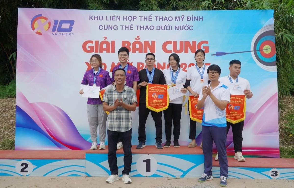 <p class="Normal" style="text-align:justify;"> Dù đến với bắn cung để thư giãn, thành tích của nữ "xạ thủ" FPT IS lại vô cùng đáng nể. Phương Anh từng giành huy chương Bạc giải đấu trong nước nội dung phối hợp nam nữ, và từng vinh dự tham gia đợt huấn luyện cấp châu lục do Liên đoàn Bắn cung châu Á &lpar;World Archery Asia&rpar; tổ chức.</p>