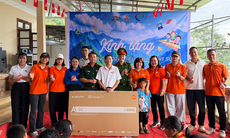 Người FPT tiếp sức đến trường học sinh vùng biên giới Tuyên Quang
