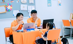 Thầy giáo FPT mang tiếng Anh ra bên ngoài lớp học
