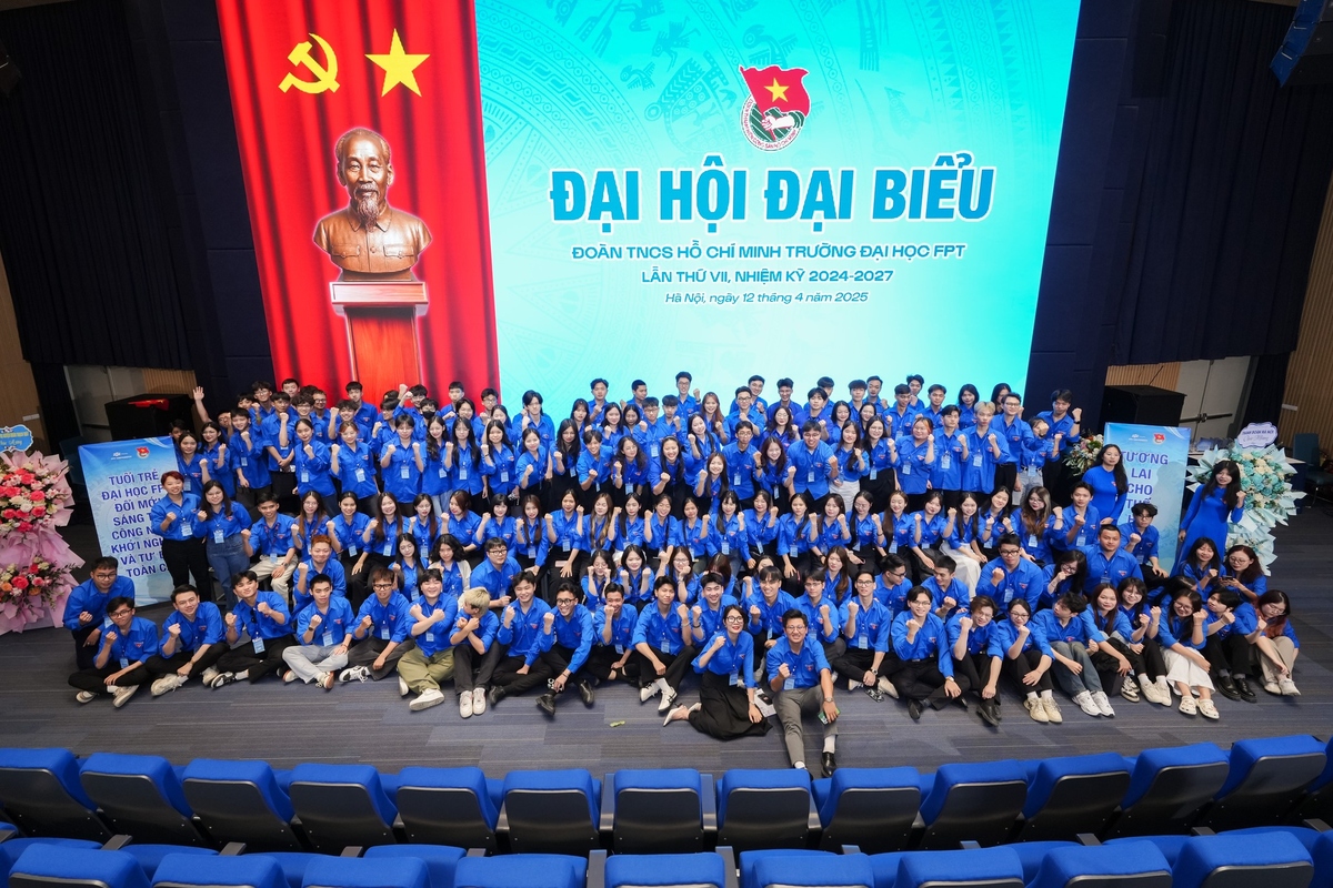<p class="Normal" dir="ltr" style="text-align:justify;"> Ngoài công việc tổ chức sự kiện, đồng chí Việt Long còn là một đảng viên ưu tú luôn nhiệt huyết với các hoạt động vì cộng đồng và thế hệ trẻ. Bằng sự trách nhiệm, tinh thần tiên phong cùng những nỗ lực không ngừng trong công tác Đoàn - Hội, anh đã nhận được sự tin tưởng giao trọng trách vị trí Bí thư Đoàn trường.</p>