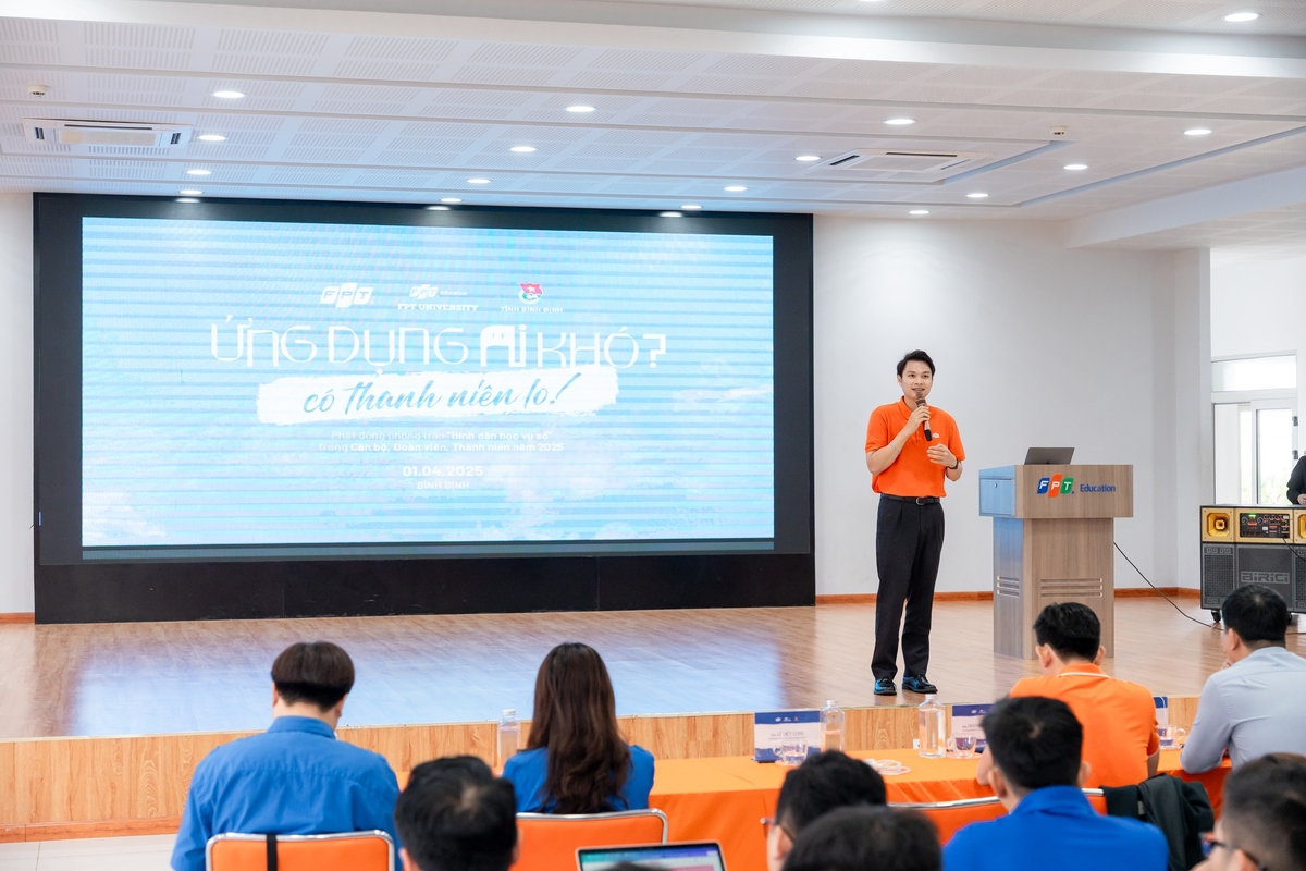 <p class="Normal" dir="ltr" style="text-align:justify;"> Trên cương vị Bí thư Đoàn Trường Đại học FPT, anh cùng đồng đội đã triển khai chương trình tập huấn “Ứng dụng AI khó? Có thanh niên lo!” với mong muốn đưa trí tuệ nhân tạo đến gần hơn với học sinh THPT trên toàn quốc.</p> <p class="Normal" dir="ltr" style="text-align:justify;"> Thông qua chuỗi hoạt động trải nghiệm và chia sẻ thực tiễn, chương trình không chỉ giúp các bạn trẻ tiếp cận công nghệ một cách dễ hiểu, gần gũi mà còn lan tỏa tinh thần đổi mới sáng tạo, khơi dậy niềm yêu thích công nghệ và tư duy tiên phong trong thời đại số.</p>