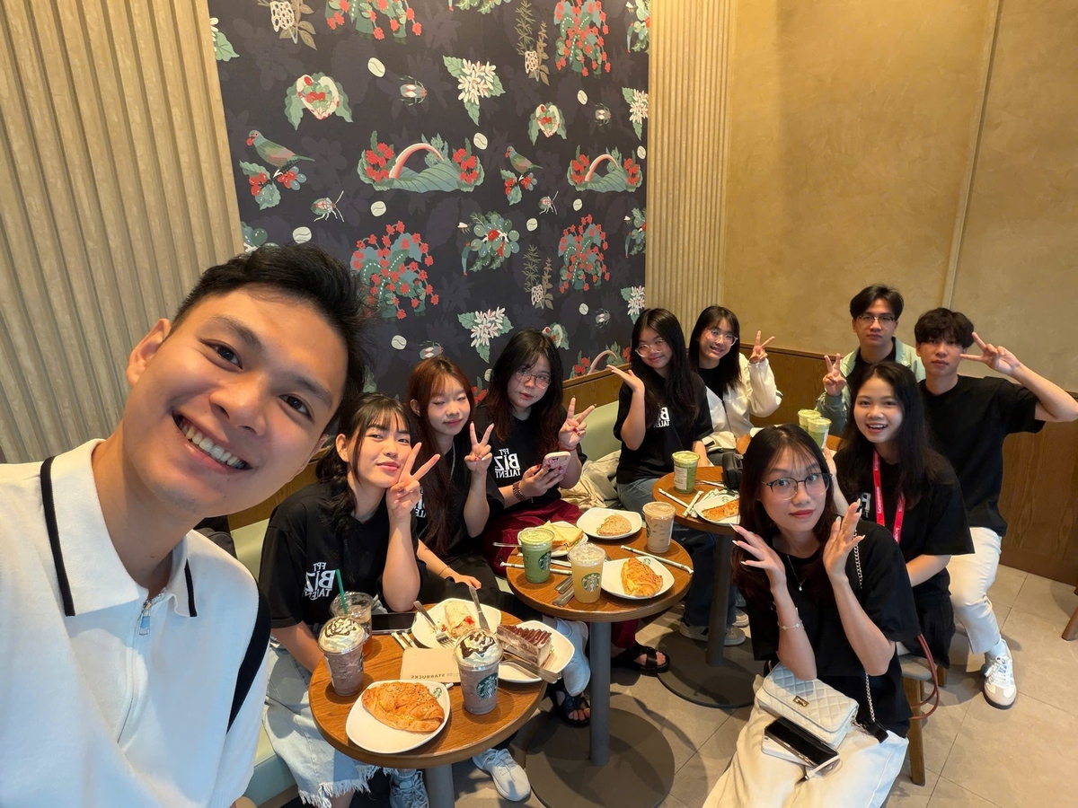 <p class="Normal" style="text-align:justify;"> Với Việt Long, nghề tổ chức sự kiện không còn là những sân khấu rực rỡ hay các chương trình quy mô lớn. Đó là cơ hội để khám phá thế giới và kết nối với nhiều con người, nhiều nền văn hóa khác nhau.</p>
