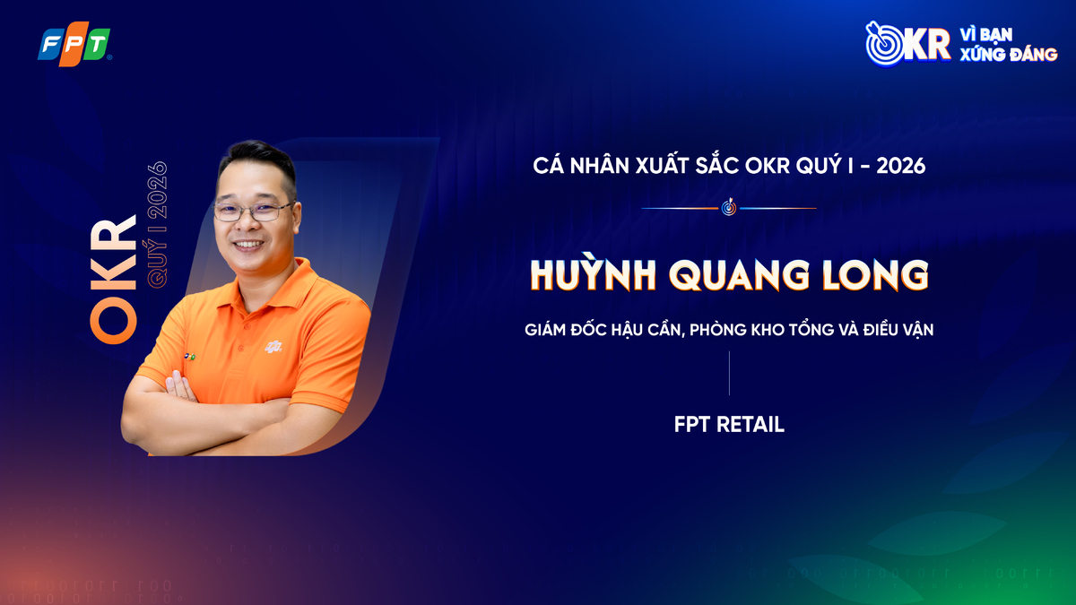 <p class="Normal"> Nếu quý I của nhà Bán lẻ có một “mặt trận thầm lặng” nhưng ảnh hưởng trực tiếp đến kinh doanh, đó chắc chắn là kho vận mùa cao điểm Tết. Trong bối cảnh lượng hàng nhập và xuất tăng hơn 80% so với bình thường trong gần 2 tháng, <strong>Huỳnh Quang Long -</strong> <strong>Giám đốc Hậu cần, Phòng Kho tổng và Điều vận, FPT Retail</strong> cùng đội ngũ hơn 500 người tại kho Mê Linh và Long An vẫn hoàn thành trọn vẹn 2 mục tiêu quan trọng - nhập hàng đầy đủ theo đơn đặt &lpar;PO&rpar; cao điểm Tết và soạn hàng đủ để đưa về các shop, qua đó bảo đảm hàng hóa cho toàn khối Bán lẻ.</p> <p class="Normal"> Điều làm nên dấu ấn của anh Long là tư duy chuẩn bị từ rất sớm. Ngay từ quý II/2025, anh đã bắt đầu thúc đẩy việc làm mới hạ tầng hệ thống quản lý kho hàng &lpar;Warehouse Management System&rpar;, đồng thời cải tiến mạnh mẽ ở logistics và quy trình vận hành. Hệ thống TMS được xây dựng để tối ưu tuyến xe, giải phóng mặt bằng và giúp kho vận hành thông suốt hơn, mang lại hiệu quả tiết kiệm lớn. Những thay đổi nhỏ nhưng trúng như bổ sung máy in nhiệt trên từng xe cũng giúp tiết kiệm thêm thời gian và chi phí. Trong bối cảnh nhân sự không tăng nhưng áp lực hàng hóa tăng vọt, việc đạt mục tiêu không chỉ là thành tích vận hành. Đó còn là đóng góp trực tiếp cho doanh số cao điểm của FPT Long Châu và cho thấy phương pháp quản trị OKR có thể phát huy giá trị rất lớn ngay cả ở những mảng hậu cần ít khi đứng ở trung tâm ánh sáng.</p>