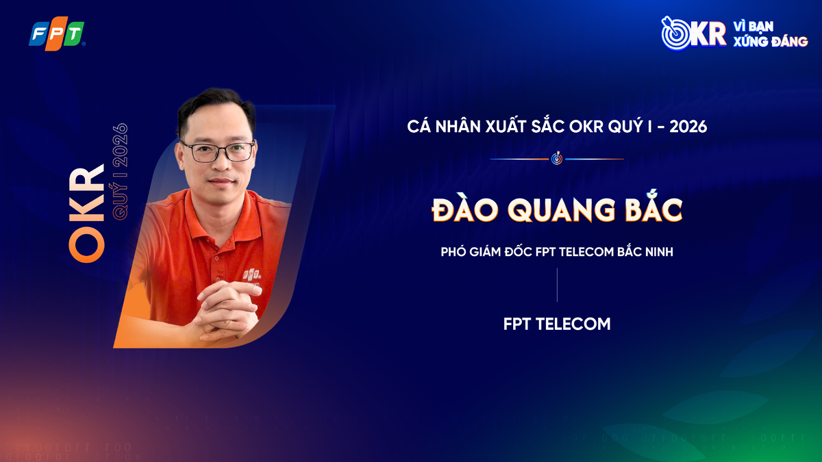 <p class="Normal"> Bước vào quý đầu năm, <strong>Đào Quang Bắc </strong>- người được giao nhiệm vụ chèo lái con thuyền FPT Telecom Bắc Ninh nhận một bài toán rất ít người dám xem là dễ. Doanh thu phải tăng trưởng trên 18% so với cùng kỳ, trong khi thị trường cạnh tranh gay gắt và nhà Viễn thông vừa điều chỉnh tăng giá cước internet. Để chạm mốc này, đơn vị cần gần như tăng gấp đôi số khách hàng so với cùng kỳ, điều chưa từng có trong lịch sử FPT Telecom Bắc Ninh. Kết quả cuối quý cho thấy một màn bứt tốc rất mạnh. Số lượng phát triển thuê bao tăng 93%, tương đương hơn 3.000 khách mới, đạt 140% kế hoạch. Tỷ lệ rời mạng vẫn giữ dưới 0,7%, còn doanh thu và Gross ITN đều hoàn thành trên 100%.</p> <p class="Normal"> Thành tích ấy đến từ một cách triển khai rất quyết liệt và cũng rất sát thực tế thị trường. Bắc tổ chức các cuộc thi đua theo “Bầy”, tạo nhịp chiến dịch dày và liên tục để giữ lửa bán hàng. Song song là các chiến dịch online “bủa vây” trên không gian mạng để mở thêm mặt trận tiếp cận khách hàng. Nhưng có lẽ phần tạo khác biệt rõ nhất lại nằm ở bài toán giữ chân khách hàng. Thay vì chỉ xử lý khi có khiếu nại, anh và team chủ động rà soát “điểm đen” hạ tầng, tăng tốc bảo trì đúng hẹn, xử lý khiếu nại trong vòng 2 giờ và trực tiếp tham gia xử lý hơn 100 khách hàng mỗi ngày trong tháng 3 để tìm ra đúng điểm chạm. Đó là kiểu thực thi vừa quyết liệt vừa rất sát, góp phần tạo nên một quý I “leng keng” cho chi nhánh Bắc Ninh và cho toàn nhà Viễn thông.</p>
