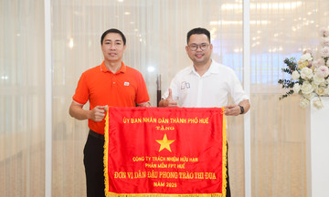 Chủ tịch thành phố Huế tặng cờ thi đua xuất sắc cho FPT