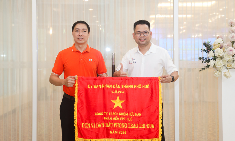 Chủ tịch thành phố Huế tặng cờ thi đua xuất sắc cho FPT