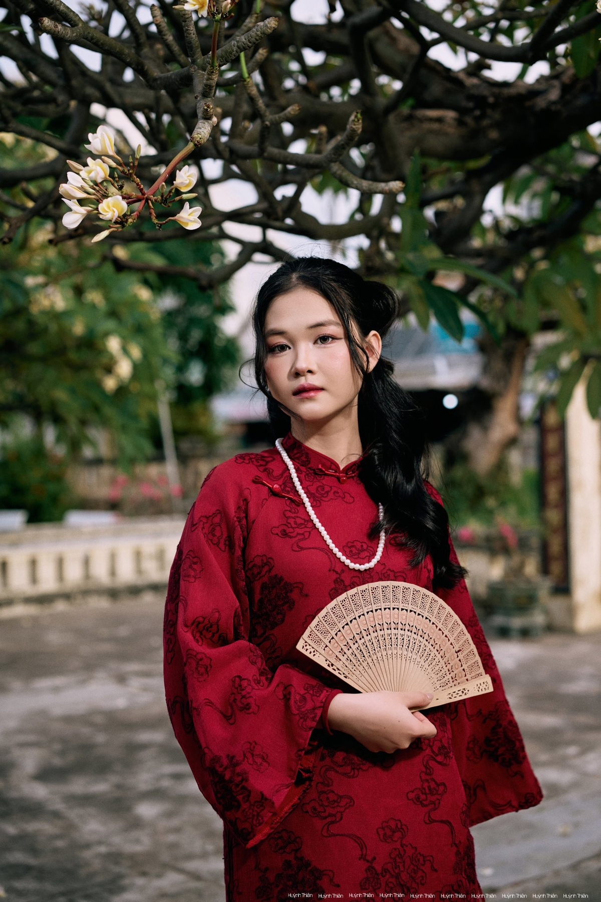 <p class="Normal" style="text-align:justify;"> Từng trải qua vấn đề nghiêm trọng về sức khỏe thời học sinh, dược sĩ Đỗ Ngọc Hoài Thương đã nuôi dưỡng khát vọng khoác lên mình chiếc áo blouse trắng để cứu người. Hành trình tại Long Châu không chỉ là bước ngoặt hiện thực hóa đam mê y tế, mà còn là nơi rèn luyện bản lĩnh của cô sinh viên ngày nào. Hoài Thương giờ đây thấu hiểu sâu sắc rằng, đằng sau mỗi đơn thuốc trao đi là trách nhiệm và sự sẻ chia tận tâm với cộng đồng.</p>
