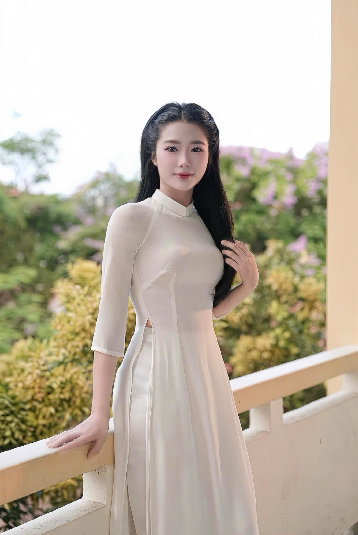 <p class="Normal" style="text-align:justify;"> Bốn năm đồng hành FPT Long Châu là hành trình Dược sĩ Hoàng Trịnh Ngọc Ánh biến áp lực từ hàng nghìn đầu thuốc thành động lực để trở nên sắc bén và thấu cảm hơn. Chiếc áo blouse với cô không chỉ là đồng phục, mà là niềm tự hào và trách nhiệm lớn lao. Môi trường làm việc chuyên nghiệp đã tôi luyện nên một nữ dược sĩ nhanh nhẹn, bản lĩnh, luôn vững vàng đặt chữ "Tâm" lên vị trí hàng đầu.</p>