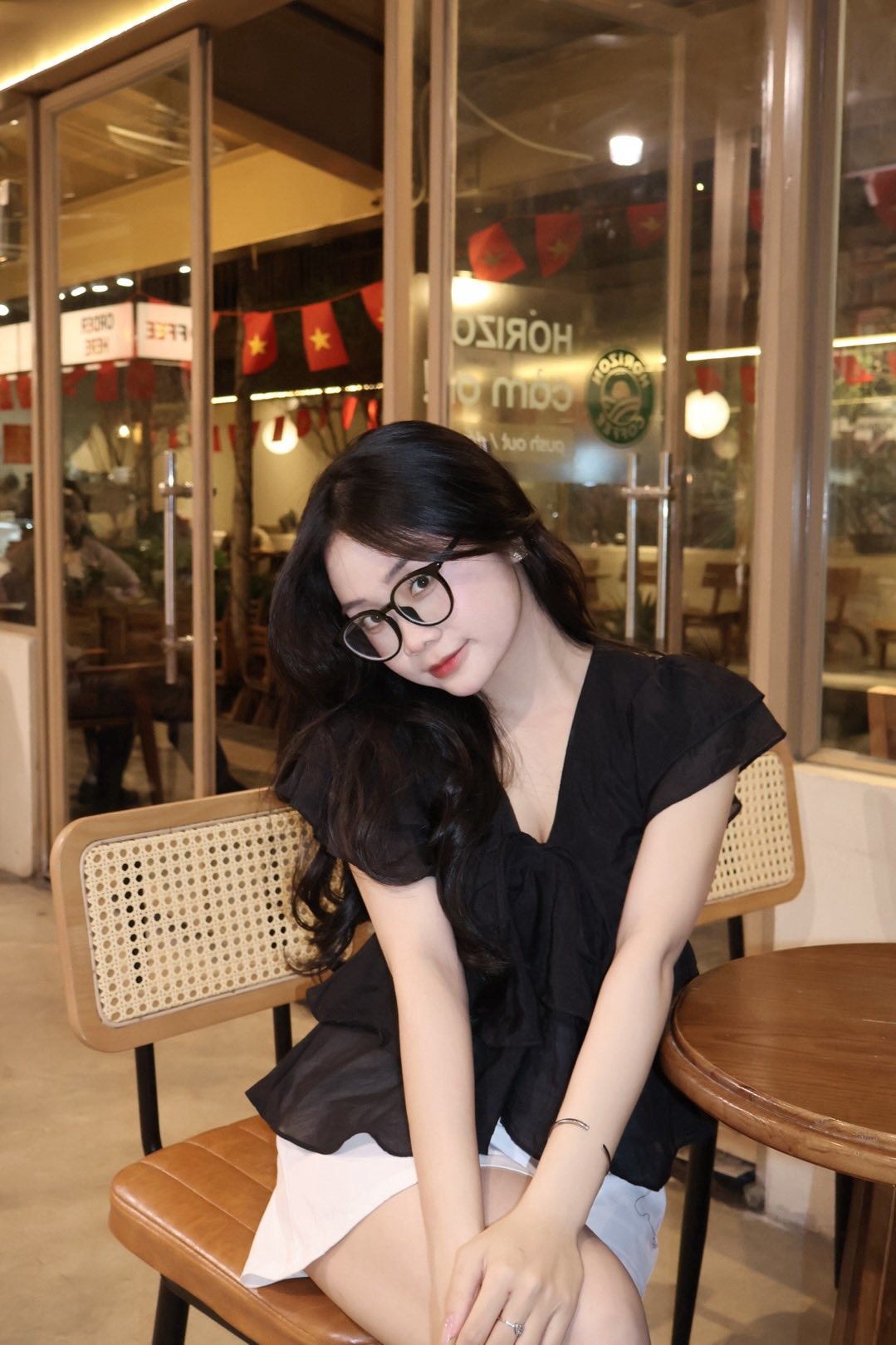 <p class="Normal" style="text-align:justify;"> Trân trọng từng lời chào, sự thăm hỏi hay những dặn dò kỹ lưỡng, Dược sĩ Nguyễn Ngọc Ánh tin rằng sự tận tâm nhiều khi nảy mầm từ những hành động vô cùng nhỏ bé. Hành trình của cô tại Long Châu được dệt nên bởi tình đồng nghiệp ấm áp và niềm hạnh phúc bình dị khi nhận lại lời cảm ơn từ người bệnh. Chính sự tỉ mỉ, thấu hiểu và lòng biết ơn ấy đã giúp Ngọc Ánh vững bước, không ngừng hoàn thiện bản thân qua từng ngày làm nghề.</p>