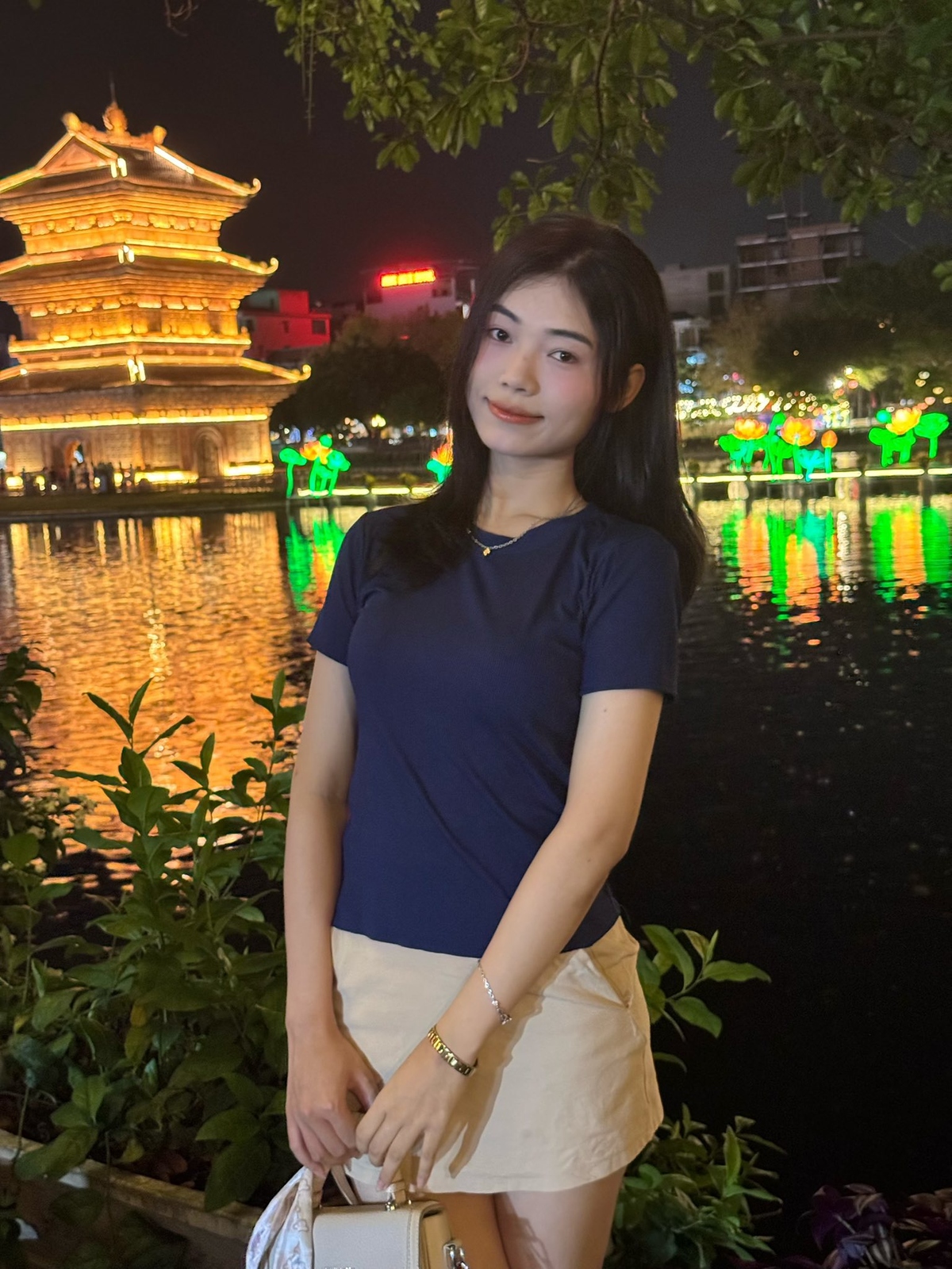 <p class="Normal" style="text-align:justify;"> Đến với ngành dược, Phùng Thị Hiền đã tìm thấy tình yêu nghề qua chính những cống hiến thầm lặng mỗi ngày. Cô nhận ra mình không đơn thuần là người bán thuốc, mà là người bạn đồng hành, lắng nghe những lo âu và hy vọng của người bệnh. Sự kiên nhẫn và trách nhiệm đã giúp nữ dược sĩ biến sự lựa chọn ban đầu thành sự gắn bó sâu sắc và đầy tự hào.</p>