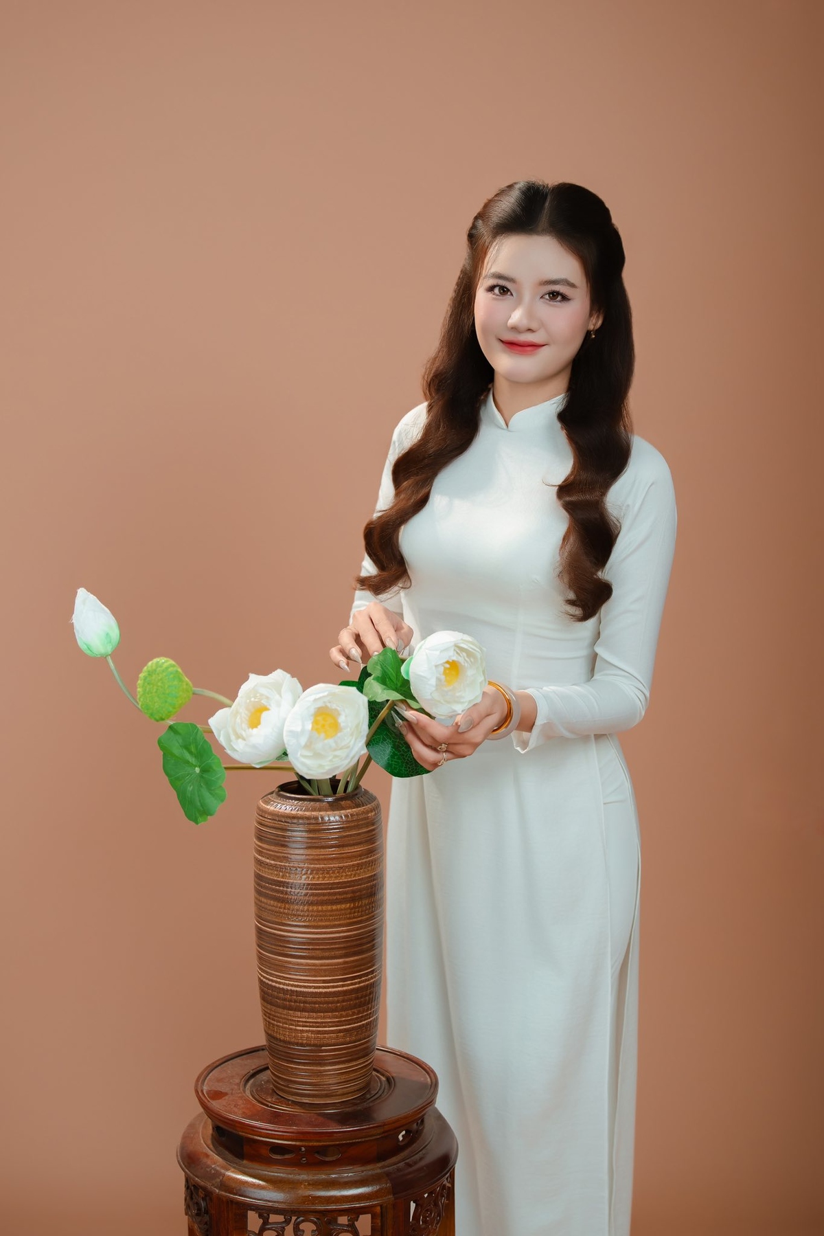 <p class="Normal" style="text-align:justify;"> Từng bước tiến lên để đến với vai trò Quản lý nhà thuốc, hành trình thanh xuân của Dương Kim Châu tại FPT Long Châu được viết nên bằng sự kiên trì và không ngại va vấp. Đến với cuộc thi, cô mang theo hình ảnh người phụ nữ Việt Nam: dịu dàng trong tà áo dài nhưng vô cùng bản lĩnh, sẵn sàng đương đầu với thử thách. Với nữ quản lý, vẻ đẹp đích thực toát lên từ sự tử tế, lòng yêu nghề và tinh thần "Người dược sĩ 4T" không bao giờ từ bỏ.</p>