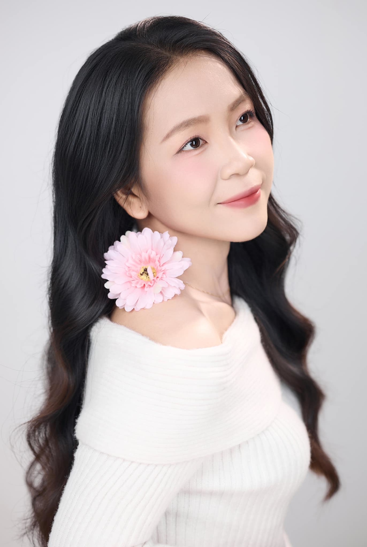 <p class="Normal" style="text-align:justify;"> Bắt đầu sự nghiệp vào giữa tâm dịch căng thẳng năm 2021, Phó quản lý nhà thuốc Nguyễn Thị Cẩm Tiên đã bước vào nghề với tâm thế cống hiến hết mình. Gần nửa thập kỷ gắn bó, sự trưởng thành lớn nhất của cô không nằm ở ngoại hình, mà là sự vững vàng khi đối diện với những ca bệnh khó. Khắc ghi vai trò "người giữ lửa", Cẩm Tiên luôn xem khách hàng như người thân, mang đến sự an tâm và những điều tử tế nhất cho cộng đồng.</p>