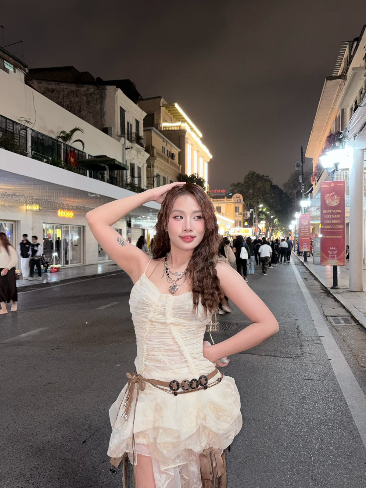 <p class="Normal" style="text-align:justify;"> Mang đến một mảng màu rực rỡ và phá cách, Nguyễn Thị Hà Phương là minh chứng sắc nét cho hình ảnh người phụ nữ hiện đại, đa năng. Sáng làm "chiến thần" chốt đơn thoăn thoắt mang sức khỏe đến mọi nhà, tối đến cô lại hóa "nàng thơ" dancer dùng vũ đạo để nạp lại năng lượng. Với châm ngôn "chốt đơn hay chốt nhịp đều cân đẹp", Hà Phương tỏa sáng bởi sự chuyên nghiệp trong công việc và ngọn lửa rực cháy hết mình cùng đam mê.</p>