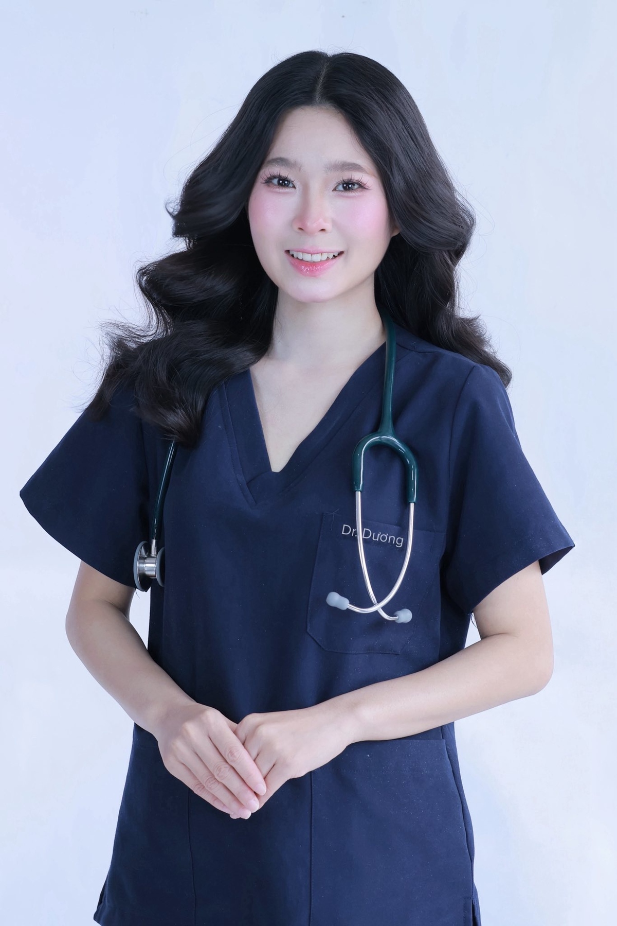 <p class="Normal" style="text-align:justify;"> Lựa chọn rẽ hướng khỏi sự kỳ vọng ổn định của gia đình, bác sĩ Hoàng Trà Dương đã tìm thấy bệ phóng trưởng thành trong môi trường năng động của FPT Long Châu. Cô luôn lan tỏa nguồn năng lượng tích cực, nụ cười rạng rỡ và biết cách dành thời gian cho bản thân để không đánh mất mình giữa nhịp sống hối hả. Trà Dương đại diện cho vẻ đẹp của sự độc lập, tự chủ kinh tế và chỉn chu, minh chứng rằng phụ nữ biết chăm sóc mình sẽ luôn tỏa sáng.</p>