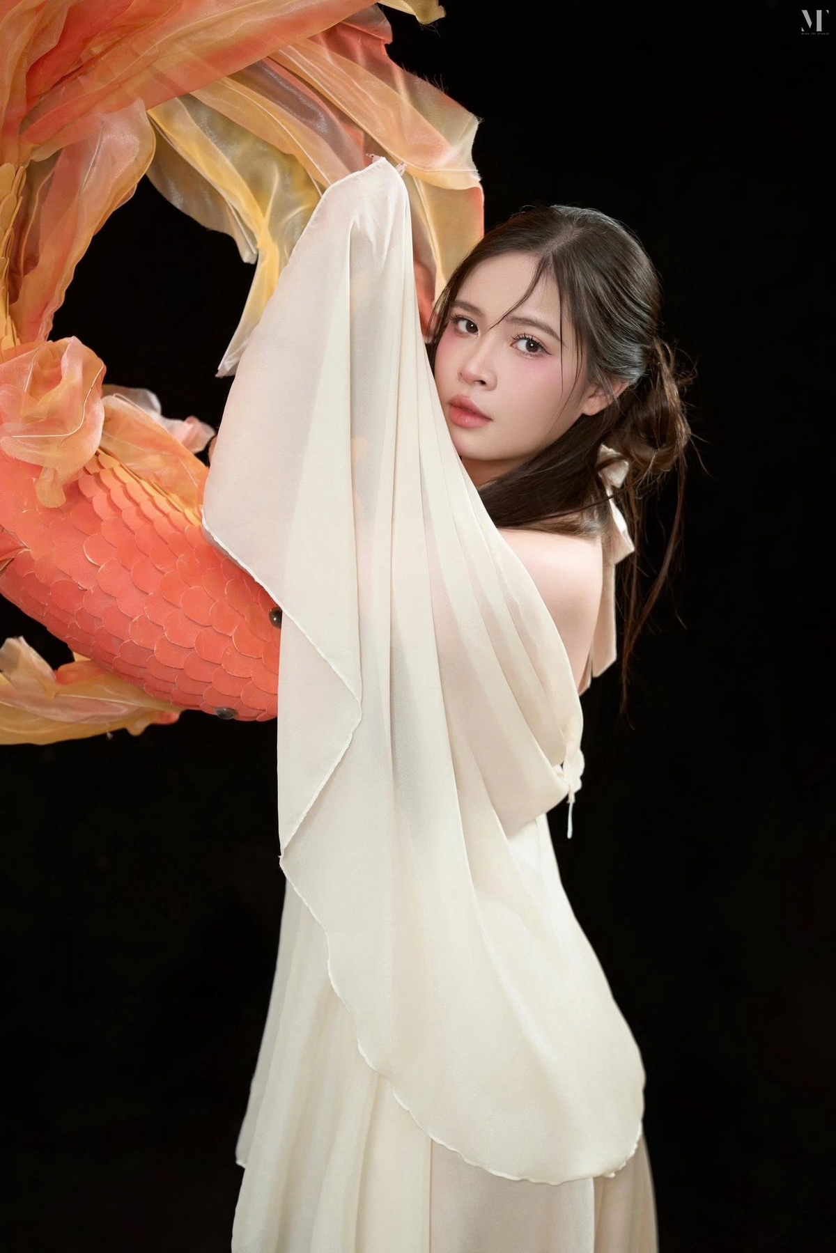<p class="Normal" style="text-align:justify;"> Gần 5 năm cống hiến dưới mái nhà chung, Quản lý nhà thuốc Vũ Thùy Linh đã lột xác từ một dược sĩ rụt rè thành vị thủ lĩnh tự tin, bản lĩnh. Khắc ghi triết lý làm nghề sâu sắc "một viên thuốc trao đi, một cuộc đời ở lại", cô luôn đặt tâm huyết vào từng khách hàng với sự chăm sóc bình đẳng và tận tình nhất. FPT Long Châu với Linh là bệ phóng tuyệt vời, mài giũa nên một "chiến sĩ áo trắng" luôn sẵn sàng cống hiến vì sức khỏe cộng đồng.</p>