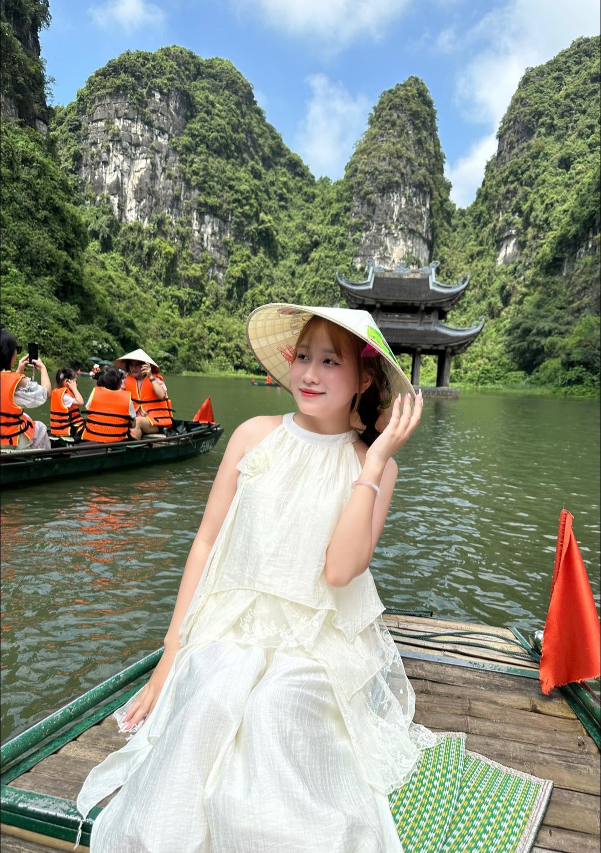 <p class="Normal" style="text-align:justify;"> Nổi bật với tinh thần xê dịch không ngại gian khó, dược sĩ Đặng Thanh Dung được đồng đội ưu ái gọi là "Dược sĩ Báo Hồng" hay "Báo Lang Thang". Cô không gắn mình với một quầy thuốc cố định mà luôn trong tâm thế sẵn sàng di chuyển, hỗ trợ các nhà thuốc khắp khu vực miền Bắc 1. Mỗi chuyến đi là một trải nghiệm quý giá để Thanh Dung rèn luyện chuyên môn và thực hiện trọn vẹn châm ngôn "Trao đi yêu thương để nhận lại yêu thương".</p>