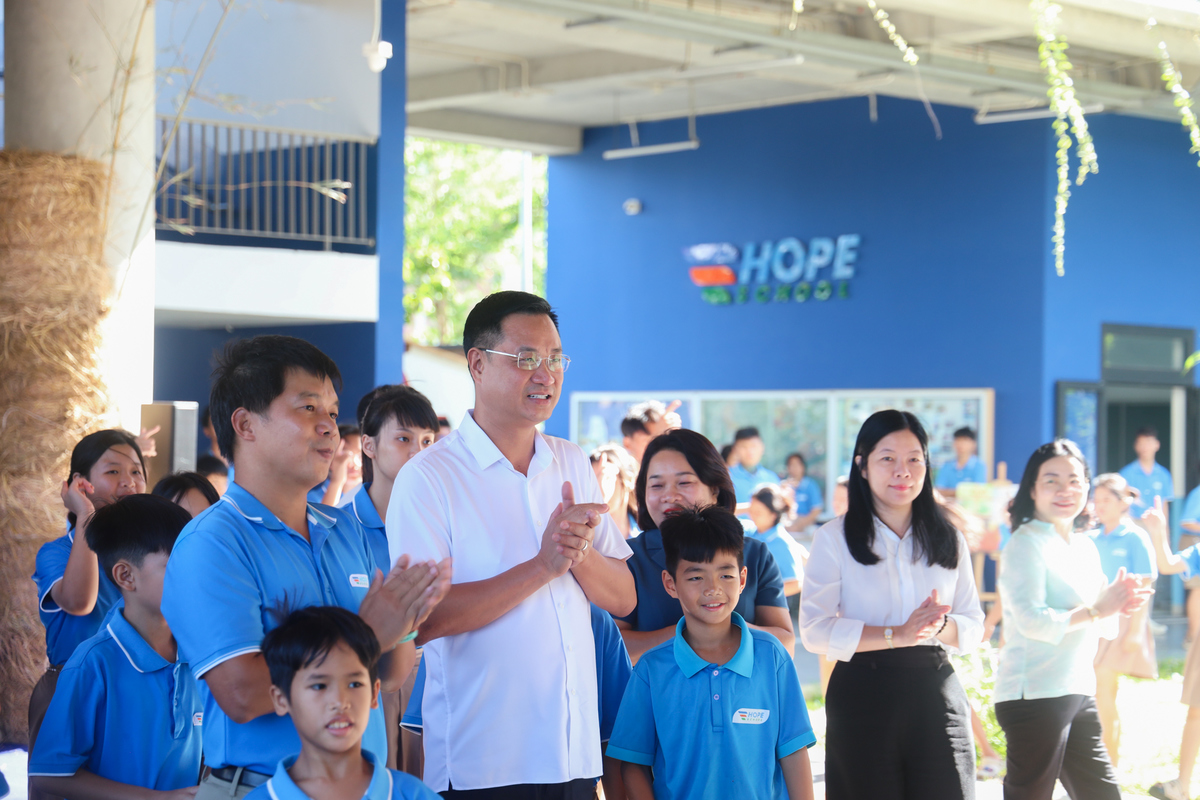 <p class="Normal"> Hôm nay &lpar;26/5&rpar;, nhân Tháng hành động vì trẻ em và hướng tới ngày Quốc tế thiếu nhi &lpar;1/6&rpar;, Bí thư Thành ủy TP Đà Nẵng Lê Ngọc Quang đã dẫn đầu đoàn công tác đến thăm, tặng quà các em nhỏ Trường Hy vọng - ngôi trường do Chủ tịch FPT Trương Gia Bình khởi xướng, nuôi dạy những em nhỏ không may mất bố, mẹ vì đại dịch Covid-19. </p>