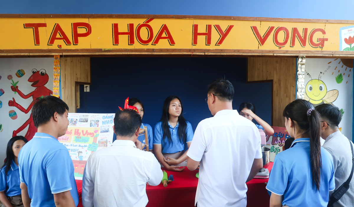 <p> Các bạn nhỏ được các cô, các bác trong đoàn công tác tặng những quả táo tươi ngon. <span>Đổi lại, các con cũng mời các bác thưởng thức bánh quy tự tay làm ở tạp hoá Hy vọng.</span></p>