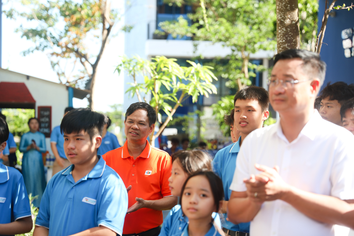 <p> Cô chú nhà FPT trong màu áo cam truyền thống cũng góp vui trong ngày hội của các con, giúp các bạn nhỏ vẽ tranh, bày biện gian hàng Hy vọng.</p>