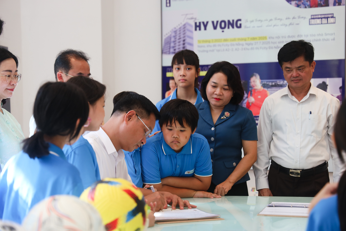 <p class="Normal"> Tham quan phòng truyền thống của trường, ông Lê Ngọc Quang đã viết thư gửi các em học sinh. Trong thư, Bí thư Thành ủy Đà Nẵng bày tỏ sự xúc động khi chứng kiến hơn 300 học sinh có hoàn cảnh đặc biệt được sống, học tập trong môi trường đầy tình thương và cơ sở vật chất khang trang. </p>