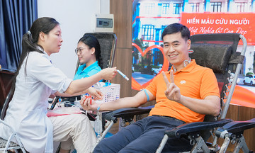 Thầy trò nhà F xếp hàng dài tiếp thêm 'giọt hồng tri ân'