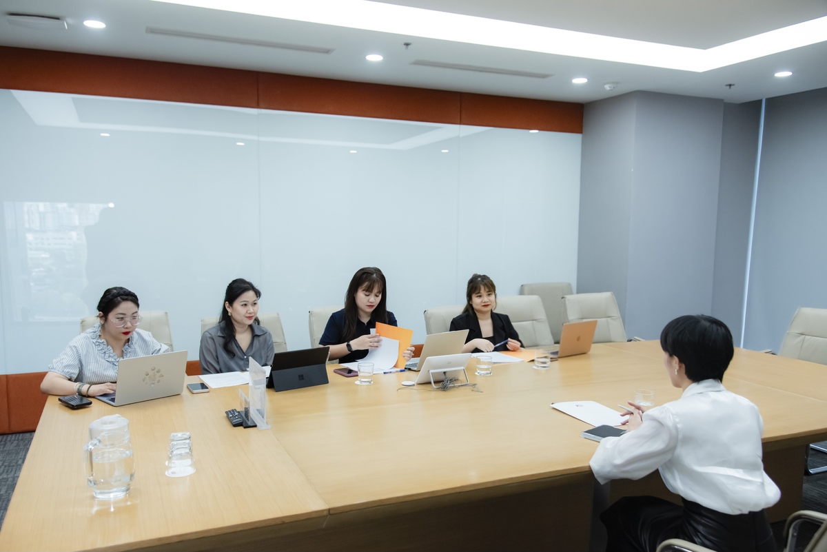 <p class="Normal" dir="ltr"> Bên cạnh các ứng viên tham gia phỏng vấn trực tiếp, các thí sinh tham gia phỏng vấn online cũng tạo được dấu ấn riêng khi cho thấy sự chuẩn bị kỹ lưỡng, hiểu được tinh thần mới của Trà Nghề năm nay.</p> <p class="Normal" dir="ltr"> Theo anh Nguyễn Xuân Phong, Giám đốc Chuyển đổi AI FPT và là thành viên ban giám khảo, chương trình mong muốn tìm kiếm host không chỉ nói hay mà còn phải có nghiên cứu kỹ về công nghệ. Chỉ có như vậy, host mới có thể đặt ra câu hỏi đúng trọng tâm, khai thác những câu chuyện công nghệ một cách sâu sắc, giúp khán giả hiểu được giá trị đằng sau những công nghệ đang tạo ra thay đổi tại FPT.</p> <p class="Normal" dir="ltr"> Kết quả cuối cùng sẽ được công bố sau khi ban giám khảo hoàn tất quá trình đánh giá. Người được lựa chọn sẽ chính thức trở thành host của Trà Nghề mùa 4, là người dẫn lối cho hành trình khám phá những "tọa độ" công nghệ nóng nhất tại FPT.</p>