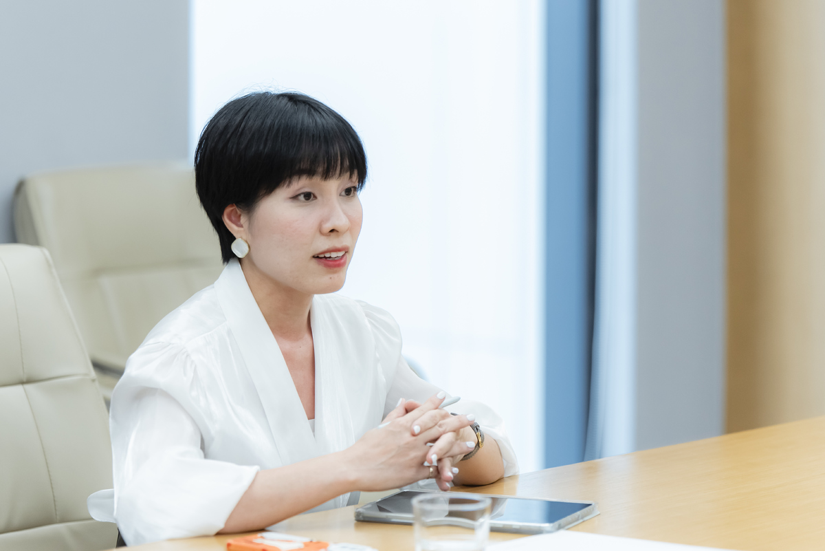 <p class="Normal" dir="ltr"> Không khí phòng casting đôi lúc trở nên căng thẳng khi ban giám khảo liên tục đưa ra những câu hỏi phản biện và các tình huống bất ngờ. Ứng viên phải vừa lắng nghe, vừa ứng biến, đồng thời duy trì mạch trò chuyện tự nhiên.</p> <p class="Normal" dir="ltr"> Tiếp cận các chủ đề công nghệ từ góc nhìn của một giáo viên với 8 năm kinh nghiệm đứng lớp, chị Vân Anh &lpar;FPT Education&rpar; thể hiện thế mạnh trong việc phân tích, hệ thống hóa kiến thức và chuyển hóa những khái niệm phức tạp thành nội dung dễ hiểu. Những khái niệm chuyên môn đã được VJ đến từ nhà Giáo dục kể lại bằng ngôn ngữ dễ tiếp cận, với những ví dụ sinh động từ câu chuyện thời sự đang diễn ra hàng ngày.</p>