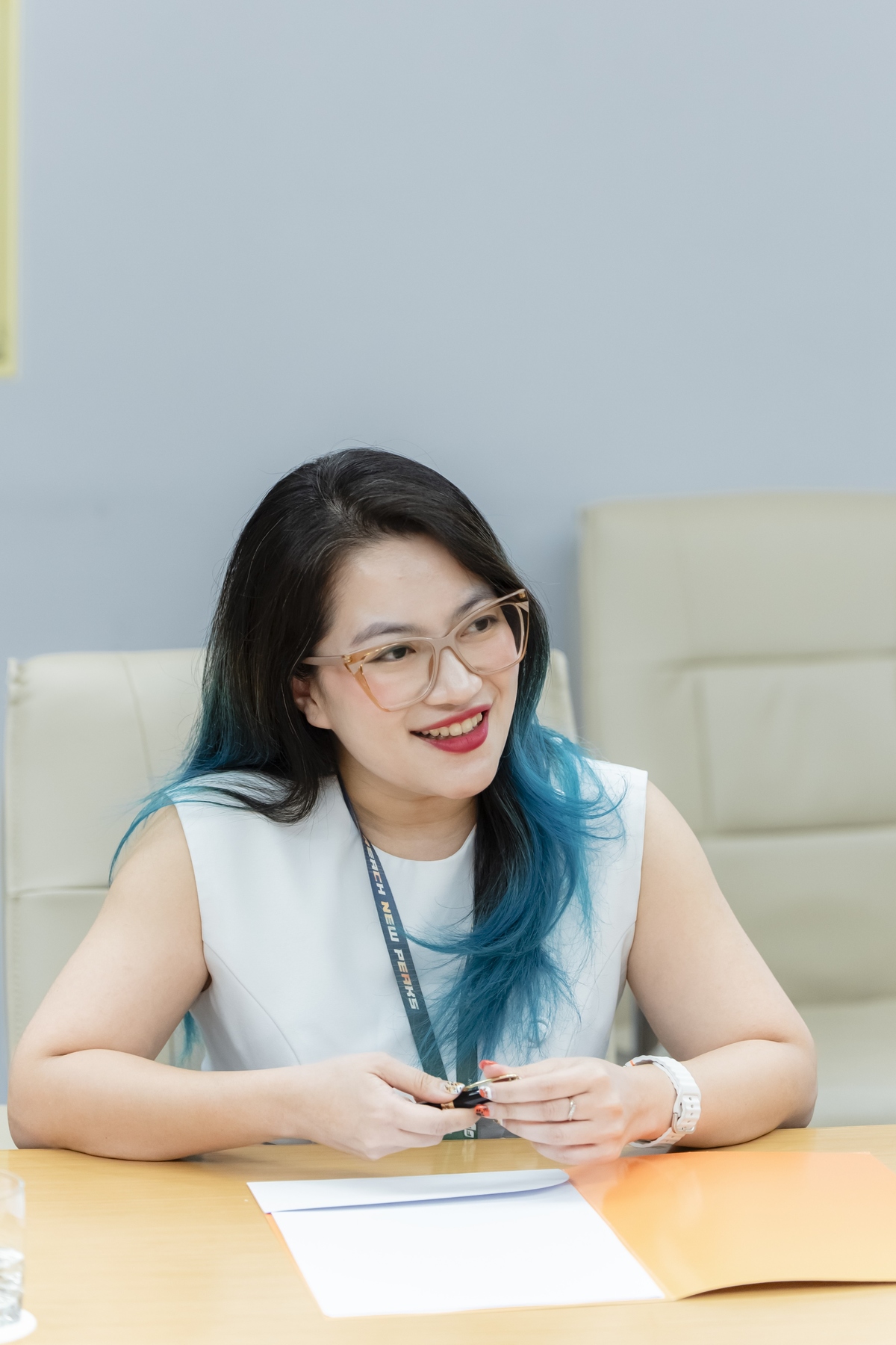 <p class="Normal" dir="ltr"> Thường được đồng nghiệp gọi vui là "người kể chuyện công nghệ", Lê Như Anh &lpar;FPT Software&rpar; bước vào vòng casting với sự tự tin và phong thái làm chủ cuộc trò chuyện. Trước đề bài "UAV - Khi bầu trời trở thành đường cao tốc mới", cô khéo léo dẫn dắt câu chuyện từ sự kiện A80, đặt câu hỏi logic, giàu tính gợi mở và xử lý linh hoạt những tình huống bất ngờ từ ban giám khảo.</p> <p class="Normal" dir="ltr"> Quan điểm của Như Anh đã phản ánh rõ cách tiếp cận nội dung: "Người giỏi là người nói những câu chuyện phức tạp một cách dễ hiểu và tự nhiên nhất". Đây cũng là thế mạnh giúp cô biến những chủ đề công nghệ chuyên sâu thành các cuộc trò chuyện dễ tiếp cận với khán giả.</p>