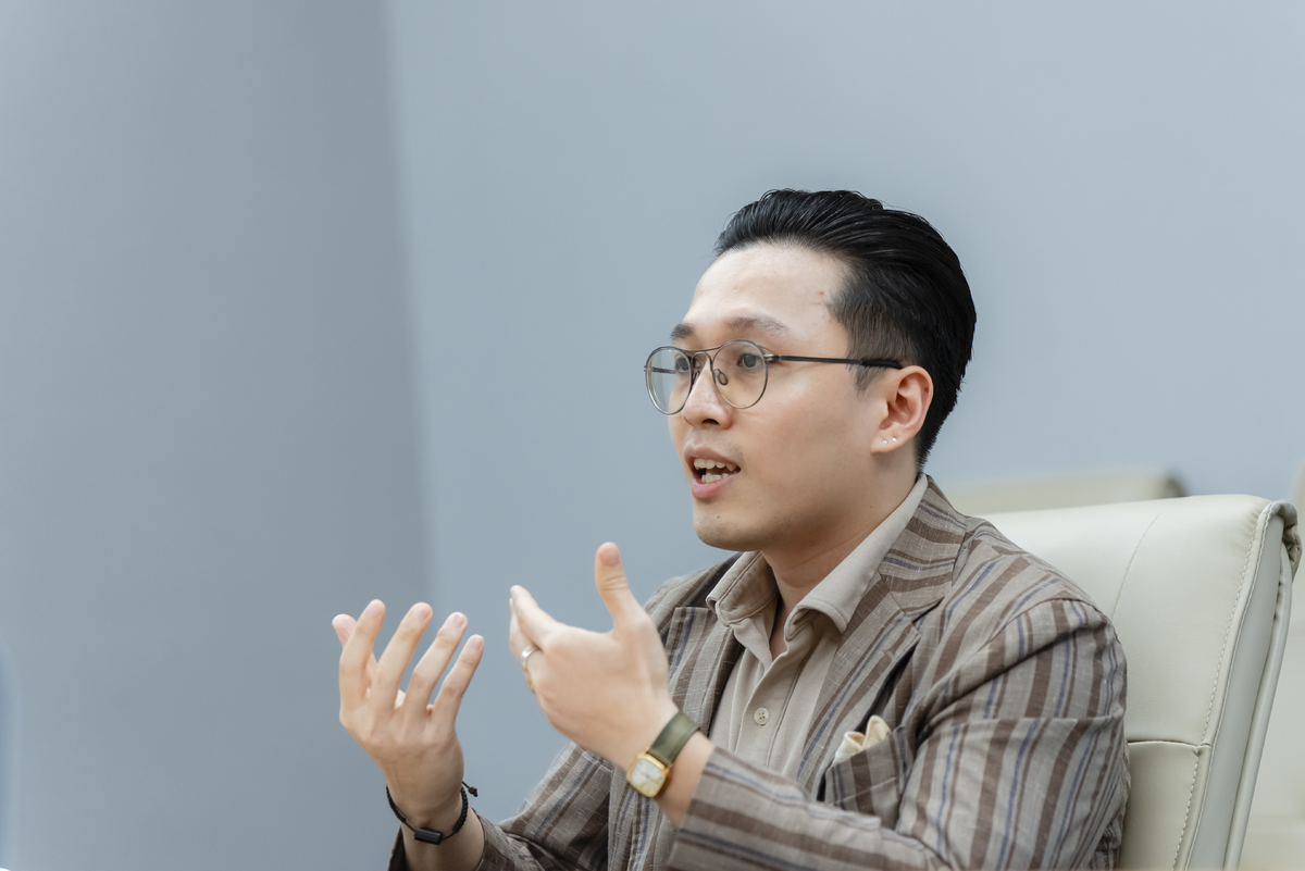 <p class="Normal" dir="ltr"> Nhận được đề bài khó "An ninh mạng trong kỷ nguyên AI - cuộc chiến không tiếng súng", Tuấn Minh &lpar;FPT Education&rpar; nhanh chóng "hóa giải" nhờ năng lượng vui vẻ, tạo nên cuộc trò chuyện thoải mái.</p> <p class="Normal" dir="ltr"> Tuấn Minh cho rằng, vai trò của host là tạo ra không gian để khách mời được chia sẻ và tỏa sáng. Anh ưu tiên những cuộc trò chuyện chân thành, không bị gò bó bởi kịch bản mà ưu tiên để cảm xúc dẫn dắt câu chuyện. Đây cũng là màu sắc mà nam VJ mong muốn mang đến cho Trà Nghề: gần gũi, chân thật và giàu đối thoại.</p>