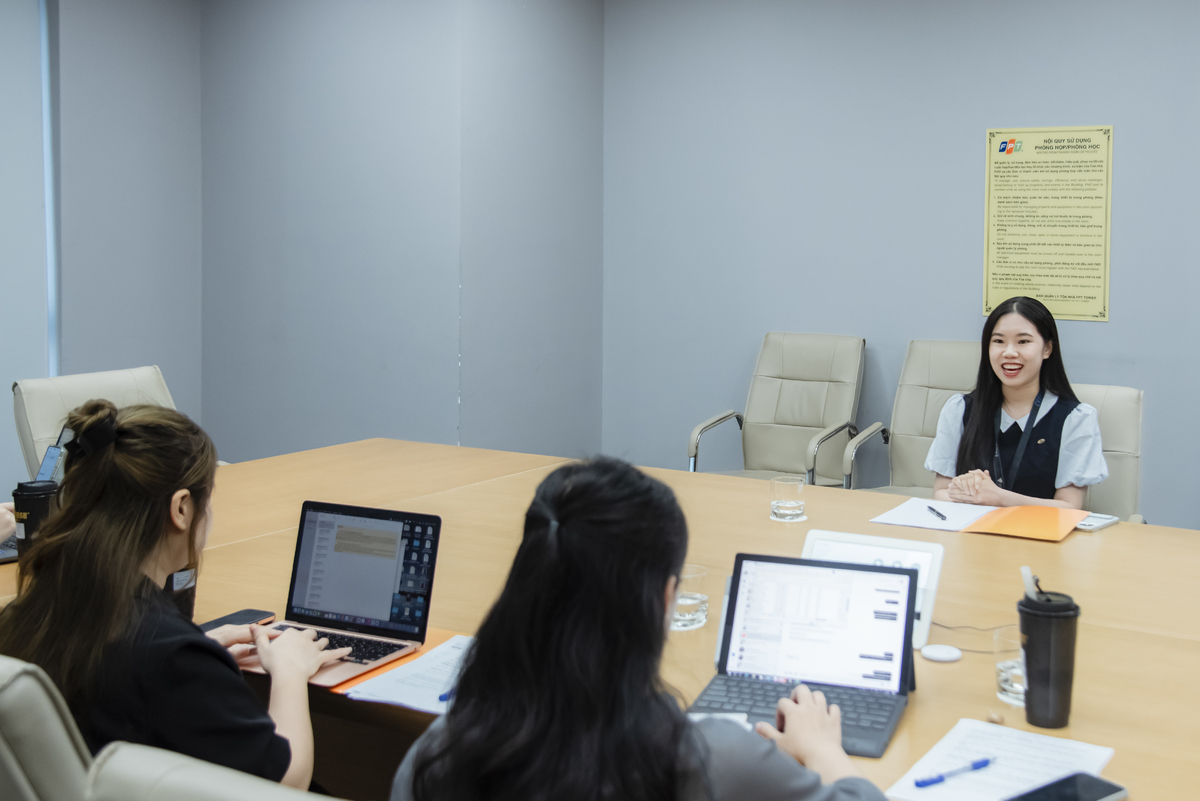 <p class="Normal" dir="ltr"> Tại vòng casting, mỗi thí sinh có hai phút giới thiệu bản thân trước khi bước vào phần thi chính: thực hiện phần mở đầu của một tập podcast giả định cùng khách mời là chuyên gia công nghệ.</p> <p class="Normal" dir="ltr"> Các chủ đề đều xoay quanh những lĩnh vực chiến lược của FPT và loạt xu hướng công nghệ đang tạo ra sự thay đổi trên phạm vi toàn cầu.</p> <p class="Normal" dir="ltr"> Không chỉ dựa vào kỹ năng dẫn chương trình hay chất giọng truyền cảm, để thuyết phục ban giám khảo, các ứng viên phải thể hiện tư duy công nghệ, khả năng đặt câu hỏi, dẫn dắt cuộc trò chuyện và chuyển hóa những khái niệm phức tạp thành nội dung gần gũi với người nghe.</p>