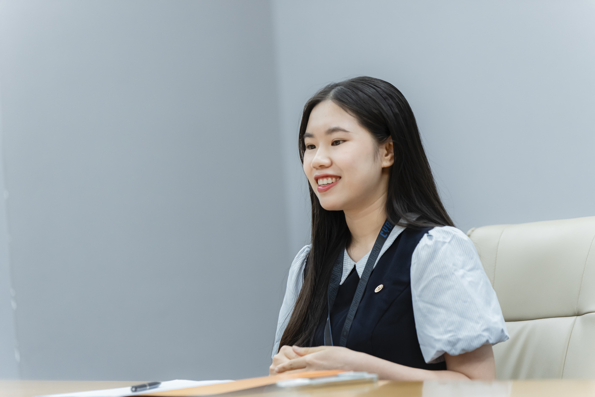 <p class="Normal" dir="ltr"> Gây ấn tượng bằng chất giọng giàu năng lượng, Tô Ngọc Diệp &lpar;FPT Software&rpar; bắt đầu phần casting bằng câu chuyện bên tách trà. Cô khéo léo khai thác những trải nghiệm và góc nhìn của khách mời trước khi mở rộng sang các ứng dụng của UAV trong đời sống, tạo nên một mạch trò chuyện liền mạch.</p> <p class="Normal" dir="ltr"> Ngọc Diệp cũng mạnh dạn đặt ra những câu hỏi “khó” dành cho ban giám khảo. Sự chủ động và khả năng tương tác nhanh đã giúp cô trở thành một trong những thí sinh mang màu sắc công nghệ rõ nét tại vòng casting Trà Nghề mùa 4.</p>