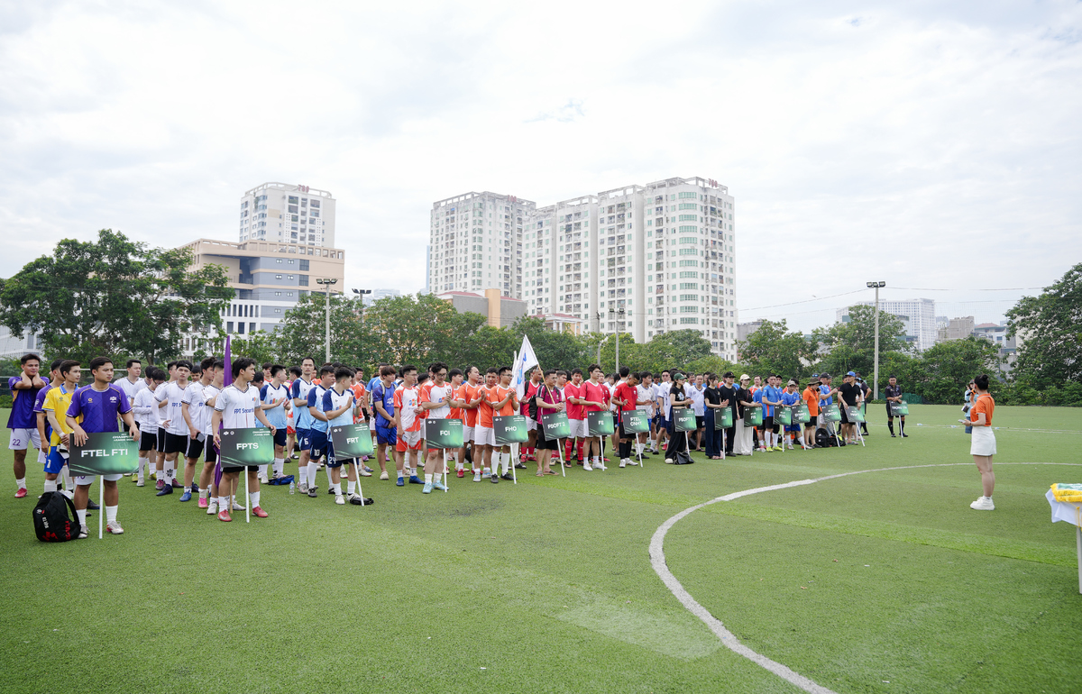 <p class="Normal" style="text-align:justify;"> FPT Champions League 2026 trở lại trong không khí sôi động của những ngày hè rực lửa, quy tụ 18 đội bóng đến từ các đơn vị trong FPT. Mùa giải năm nay có điểm mới đáng chú ý khi được chia thành hai nhánh đấu: nhánh Trẻ với 12 đội và nhánh Bô lão với 6 đội.</p> <p class="Normal" style="text-align:justify;"> Trên sân bóng MHDI, lễ khai mạc diễn ra trong tiếng cổ vũ rộn ràng của các cầu thủ, cổ động viên, mở màn cho hành trình tranh tài hứa hẹn nhiều kịch tính của giải bóng đá được người FPT gọi quen là FPT C1.</p>