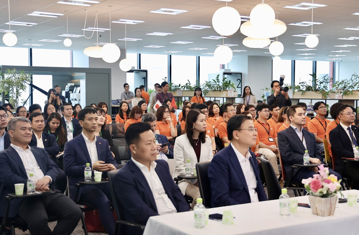 <p> <span>Đồng thời, Phó Thủ tướng Lê Tiến Châu đề nghị FPT tăng cường công tác nghiên cứu chính sách, thông qua các hoạt động đầu tư kinh doanh tại nước ngoài để chia sẻ kinh nghiệm phát triển của quốc tế cho các bộ, ngành Việt Nam, đặc biệt là đối với các ngành, lĩnh vực mới như quản trị dữ liệu, ứng dụng AI trong quản lý nhà nước và lập pháp, giáo dục và đào tạo, phát triển nguồn nhân lực chất lượng cao…</span></p>