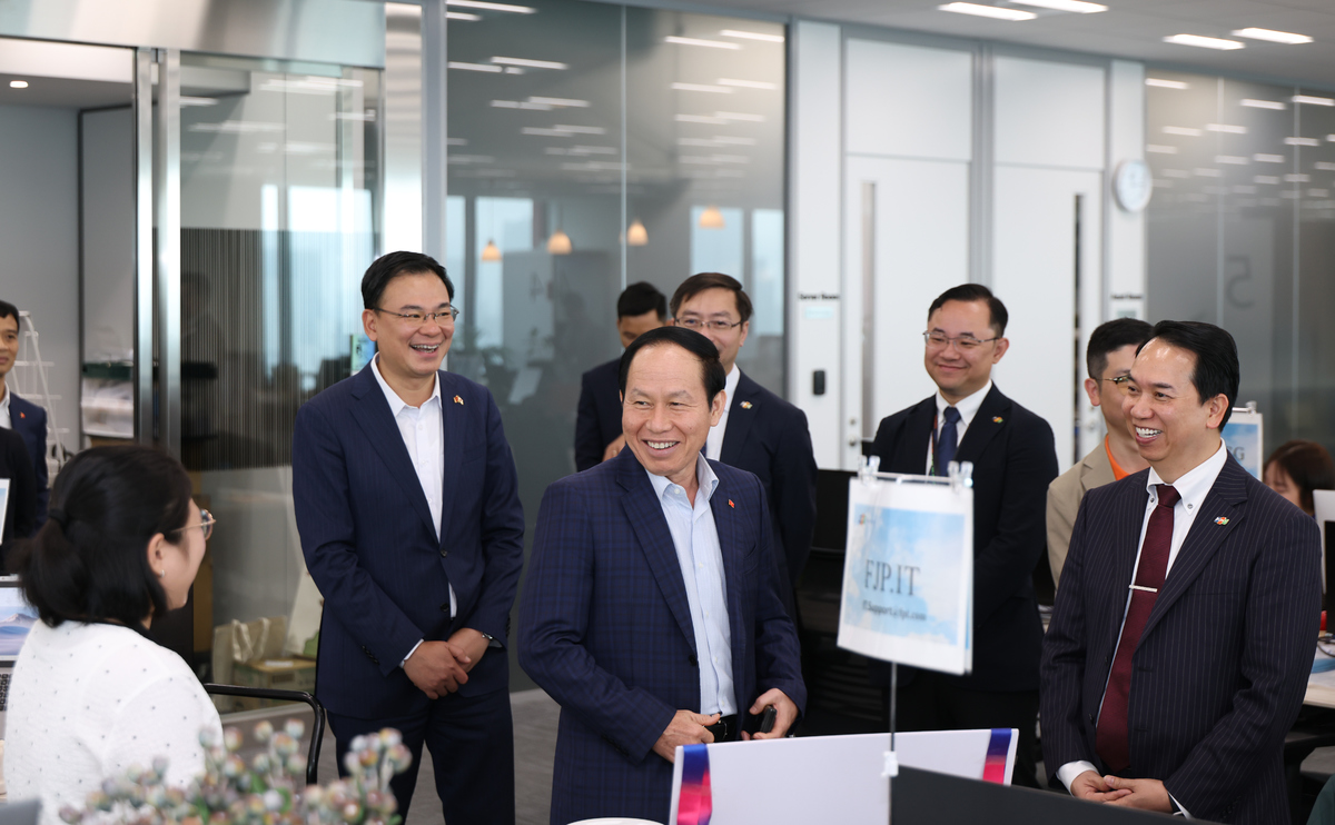 <p class="Normal"> Tham gia đoàn công tác có Thứ trưởng Bộ Ngoại giao Nguyễn Minh Hằng; Thứ trưởng Bộ Tư pháp Nguyễn Thanh Tú; Thứ trưởng Bộ Giáo dục và Đào tạo Lê Quân; Phó Chủ nhiệm Văn phòng Chính phủ Nguyễn Văn Thắng; Giám đốc Đại học Quốc gia Hà Nội Bùi Thế Duy; Đại sứ Việt Nam tại Nhật Bản Phạm Quang Hiệu.</p>