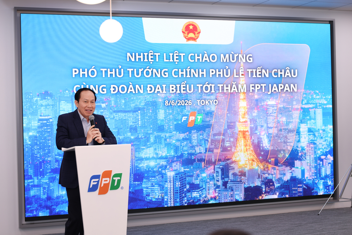 <p class="Normal"> Khẳng định FPT là môi trường đào tạo rất thực chất, thực tiễn và rất cần thiết, Phó Thủ tướng đề nghị công ty tiếp tục đào tạo gắn chặt với thực tế, giảm bớt lý thuyết, tăng cường trải nghiệm, đặc biệt trong lĩnh vực công nghệ.</p> <p class="Normal"> Nhận định hệ sinh thái giáo dục của FPT tại Việt Nam rất mạnh, Phó Thủ tướng mong công ty với hơn 21 năm kinh nghiệm tại Nhật Bản, chia sẻ kinh nghiệm, hỗ trợ xây dựng chương trình đào tạo, trao đổi sinh viên. Sau đó, mở rộng hợp tác với các cơ sở đào tạo khác tại Việt Nam thông qua các chương trình kiến tập, thực tập.</p> <p class="Normal"> "Đây là cách đào tạo rất hiệu quả, vừa hỗ trợ các cơ sở đào tạo, sinh viên, vừa mang lại lợi ích cho chính doanh nghiệp", Phó Thủ tướng chia sẻ.</p>
