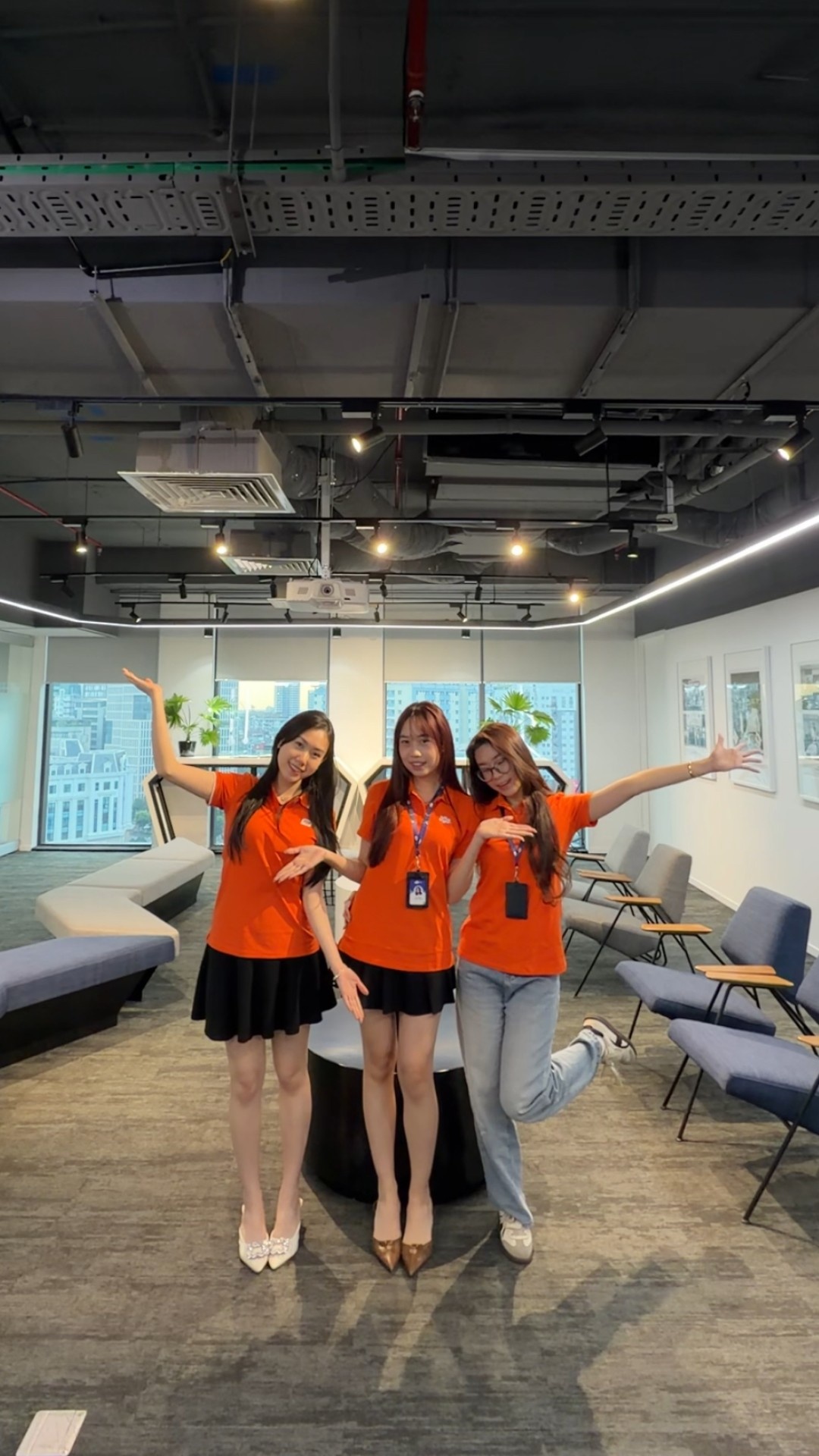 <p class="Normal" style="text-align:justify;"> Với FPT Digital, sáng thứ Hai thường là khoảng thời gian tất bật khi mọi người bắt đầu một tuần làm việc mới với lịch họp, kế hoạch và các đầu việc cần triển khai. Thế nhưng, sắc cam đồng phục lại mang đến một nguồn năng lượng khác biệt. Văn phòng trở nên tươi sáng, đồng đều và giàu sức sống hơn khi tất cả cùng khoác lên mình màu áo đặc trưng của FPT.<br /> Không chỉ là một bộ đồng phục, chiếc áo cam còn là dấu hiệu nhận diện của người FPT, tạo cảm giác gắn kết và tự hào khi được là một phần của tập thể chung. Với nhiều thành viên đơn vị, việc mặc áo đồng phục vào đầu tuần cũng giúp buổi sáng trở nên đơn giản hơn, không phải băn khoăn lựa chọn trang phục nhưng vẫn đảm bảo sự chỉn chu nơi công sở. Quan trọng hơn, sắc cam ấy dường như giúp rút ngắn khoảng cách giữa các phòng ban, góp phần tạo nên tinh thần đồng đội và không khí làm việc tích cực ngay từ những giờ đầu tiên của tuần mới.</p>