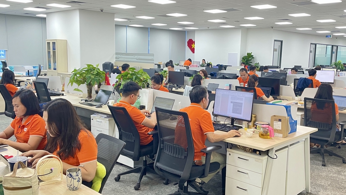 <p class="Normal" style="text-align:justify;"> Với anh Võ Tá Nhật Anh, Ban Quản lý sản xuất FPT IS, màu áo cam đã gắn bó từ rất lâu trước khi quy định mặc đồng phục đầu tuần được triển khai rộng rãi. Anh cho biết mình thường xuyên mặc áo FPT vào thứ Hai và thứ Năm đến mức chiếc áo đã cũ và bạc màu theo thời gian. Theo anh, đồng phục không chỉ tạo nên sự đồng bộ trong tập thể mà còn góp phần nuôi dưỡng tinh thần đồng đội. “Áo công ty đẹp mà”, anh hài hước chia sẻ khi nói về lý do duy trì thói quen này trong nhiều năm. Với anh, khoác lên mình màu áo cam cũng là cách thể hiện niềm tự hào khi là một phần của FPT.<br /> <span>Trong khi đó, anh Phạm Xuân Chung, Dự án AIViec, FPT IS, cho rằng việc dành một ngày cố định trong tuần để mặc đồng phục là một ý tưởng hợp lý, giúp tăng tính kết nối trong tổ chức. Dù nhìn nhận lợi ích của đồng phục không nằm ở những giá trị vật chất cụ thể, anh lại đặc biệt trân trọng cảm xúc mà sắc cam mang lại. “Mỗi sáng đi làm, từ ngoài đường đến trong thang máy, thấy mọi người cùng mặc áo cam, tự nhiên trong lòng có chút gì đó rất tự hào”, anh chia sẻ. Với anh, đó là cảm giác được thuộc về một tập thể lớn, cùng chung một màu sắc và tinh thần FPT.</span></p>