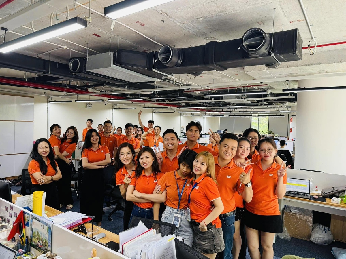 <p class="Normal" style="text-align:justify;"> Là đơn vị hoạt động ngành dịch vụ, đơn vị Bán lẻ chấp hành quy định mặc áo cam/áo đồng phục nghiêm chỉnh. Với anh Nguyễn Quang Minh Trí, Phụ trách ngành hàng điện thoại di động, sắc cam đầu tuần mang đến nguồn năng lượng tích cực và tinh thần rất riêng của người FPT. Theo anh, mỗi sáng thứ Hai, sự đồng bộ trong trang phục giúp văn phòng trở nên trẻ trung, sôi nổi hơn, đồng thời lan tỏa văn hóa doanh nghiệp một cách tự nhiên. Chiếc áo đồng phục không chỉ là dấu hiệu nhận diện mà còn tạo cảm giác gần gũi, gắn kết giữa các đồng nghiệp, bất kể vị trí hay phòng ban.<br /> <span>Là một trong những thành viên trẻ của FPT, chị Trịnh Thị Lan Anh, Management Trainee, cũng cảm nhận rõ sự thay đổi trong không khí làm việc khi mọi người cùng khoác lên mình màu áo cam. Sự đồng bộ giúp văn phòng thêm nổi bật, tạo cảm giác kết nối và tinh thần đồng đội rõ nét hơn. Với chị, chiếc áo đồng phục không chỉ mang đến hình ảnh chuyên nghiệp mà còn là lời nhắc nhở về trách nhiệm của bản thân, thúc đẩy mỗi người làm việc chỉn chu và tận tâm hơn trong từng nhiệm vụ.</span></p>