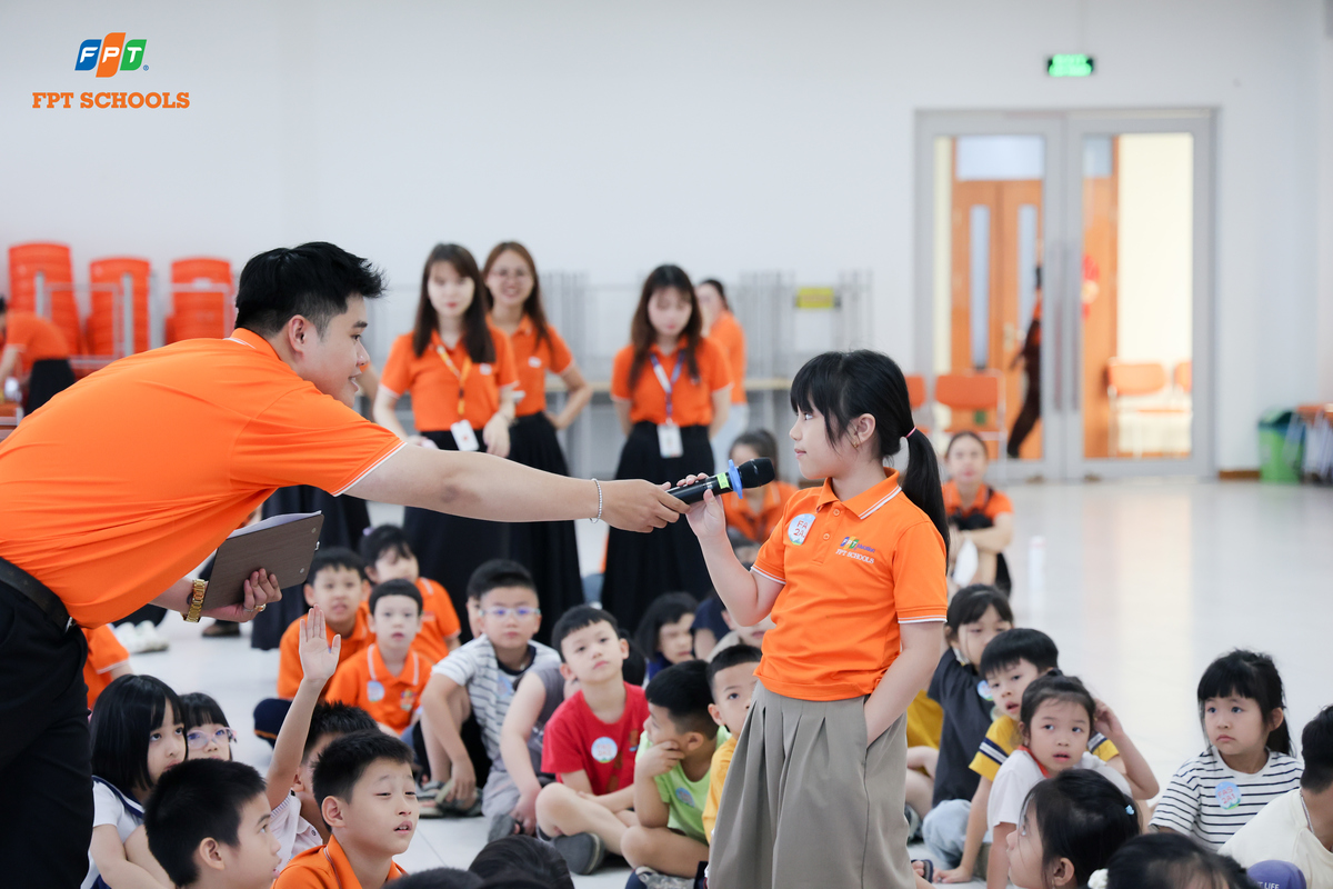 <p class="Normal" style="text-align:justify;"> Với chị Tôn Nữ Kiều My, FPT Schools Đà Nẵng, chiếc áo đồng phục không đơn thuần là quy định về trang phục mà còn mang lại cảm giác thuộc về một tập thể chung. Mỗi sáng khoác lên mình màu áo cam FPT, chị cảm nhận rõ nguồn năng lượng tích cực, sự tự tin và tinh thần chuyên nghiệp để bắt đầu ngày làm việc mới.<br /> <span>Điều chị yêu thích nhất là cảm giác đồng đội mà chiếc áo mang lại. Khi cả tập thể cùng mặc chung một màu áo, khoảng cách dường như được thu hẹp, sự kết nối trở nên tự nhiên hơn và tinh thần "chiến" hết mình cũng lan tỏa mạnh mẽ hơn. Trong môi trường giáo dục, nơi đề cao tính kỷ luật và nề nếp, chiếc áo đồng phục còn góp phần xây dựng tác phong chuyên nghiệp cho mỗi cán bộ, giáo viên. Bởi vậy, với người FPT Education, mặc áo cam không chỉ là thực hiện quy định mà còn là sự trân trọng hình ảnh của bản thân và tập thể, từ những điều nhỏ nhất như chiếc áo luôn được giữ gìn gọn gàng, chỉn chu mỗi ngày.</span></p>