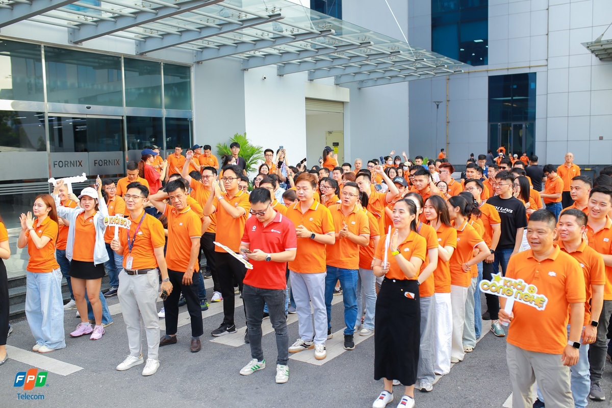 <p class="Normal" style="text-align:justify;"> Tại FPT Telecom, sắc cam đã trở thành hình ảnh quen thuộc vào mỗi sáng thứ Hai. Từ khối văn phòng đến các chi nhánh trên toàn quốc, cán bộ nhân viên đều duy trì thói quen mặc đồng phục như một phần của văn hóa đơn vị. Ngay từ những ngày đầu gia nhập, quy định về đồng phục đã được phổ biến rõ ràng, nhờ đó việc thực hiện trở thành ý thức chung của tập thể thay vì một sự nhắc nhở bắt buộc.<br /> <span>Không chỉ xuất hiện vào đầu tuần, màu áo cam còn đồng hành cùng người FTEL trong nhiều hoạt động tập thể, sự kiện nội bộ và đặc biệt là những chuyến đi thị trường. Với đặc thù sở hữu mạng lưới chi nhánh rộng khắp và đội ngũ thường xuyên tiếp xúc khách hàng, đồng phục màu cam góp phần tăng nhận diện thương hiệu FPT tại các địa phương. Đối với khối dịch vụ và đội ngũ kinh doanh, áo cam gần như là trang phục quen thuộc mỗi ngày làm việc.</span><br /> <span>"Mặc áo cam khá tiện lợi vì không phải băn khoăn hôm nay mặc gì. Quan trọng hơn, đó là cảm giác được hòa chung sắc cam cùng đồng đội", anh Đặng Minh Triết chia sẻ.</span></p>