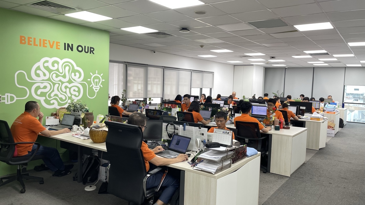 <p class="Normal" style="text-align:justify;"> Với người nhà Phân phối, sắc cam đầu tuần đã trở thành một phần quen thuộc của đời sống công sở. Mỗi sáng thứ Hai, văn phòng lại rực rỡ trong màu áo đặc trưng của người nhà F, tạo nên hình ảnh đồng nhất và đầy năng lượng. Đây không còn là một hoạt động đặc biệt mà đã trở thành thói quen, nét văn hóa được duy trì nhiều năm tại đơn vị.<br /> <span>Theo các cán bộ nhân viên đơn vị, màu áo cam mang đến cảm giác gắn kết một cách tự nhiên. Dù không quá rõ ràng, nhưng khi cùng khoác lên một màu áo, mọi người dễ cảm nhận mình đang thuộc về cùng một tập thể, từ đó tăng thêm sự kết nối trong công việc và giao tiếp hằng ngày.</span></p> <p class="Normal" style="text-align:justify;"> <span>Chiếc áo đồng phục cũng giúp tạo nên môi trường làm việc thân thiện, cởi mở hơn, đặc biệt với những thành viên mới gia nhập. Việc hòa mình vào sắc cam chung của tập thể giúp họ nhanh chóng làm quen với đồng nghiệp và cảm nhận rõ niềm tự hào khi trở thành một phần của FPT. Bên cạnh ý nghĩa văn hóa, đồng phục còn mang đến những lợi ích rất thực tế như tiết kiệm thời gian lựa chọn trang phục mỗi sáng và góp phần nâng cao nhận diện thương hiệu FPT trong mắt đối tác, khách hàng cũng như cộng đồng.</span></p>