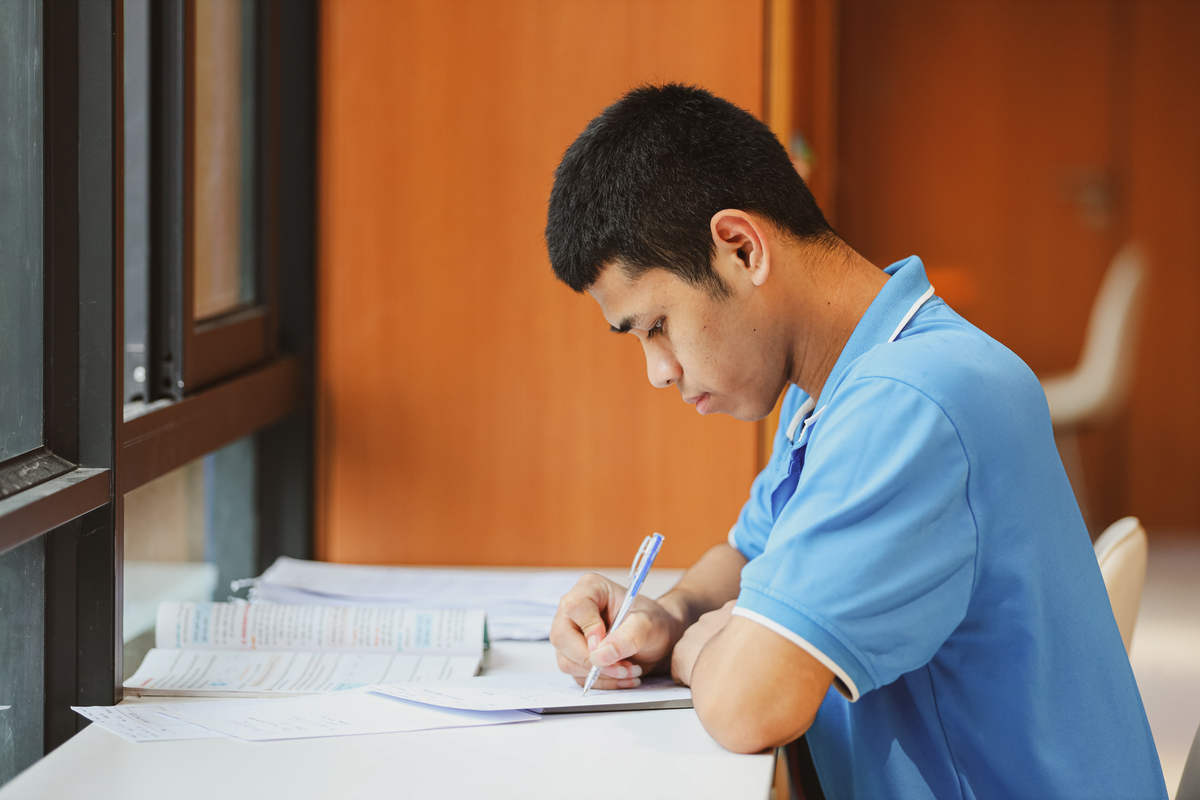 <p class="Normal"> Trước kỳ thi quan trọng này, thư viện đã trở thành một trong những nơi quen thuộc nhất với Nhân. <span>Ngoài giờ học trên lớp, phần lớn thời gian của em được dành cho việc tự học và ôn luyện. </span></p> <p class="Normal"> Ít ai biết rằng, đã có lúc con đường học tập của Nhân tưởng chừng dừng lại. Cậu kể, trước đây cả em và mẹ đều nghĩ rằng học hết lớp 9 rồi sẽ đi làm để phụ giúp gia đình. Ở bản làng vùng cao, đó là lựa chọn không hiếm gặp đối với nhiều đứa trẻ.</p> <p class="Normal"> Thế nhưng, khi đến Trường Hy vọng, mọi thứ dần thay đổi. Thấy bạn bè chăm chỉ học tập, thấy thư viện luôn đông học sinh tìm đọc sách, Nhân bắt đầu nuôi những ước mơ lớn hơn cho chính mình. Em muốn mình phải kiên trì đi hết chặng đường THPT và hôm nay có mặt trong kỳ thi đánh dấu một cột mốc quan trọng của cuộc đời.</p>