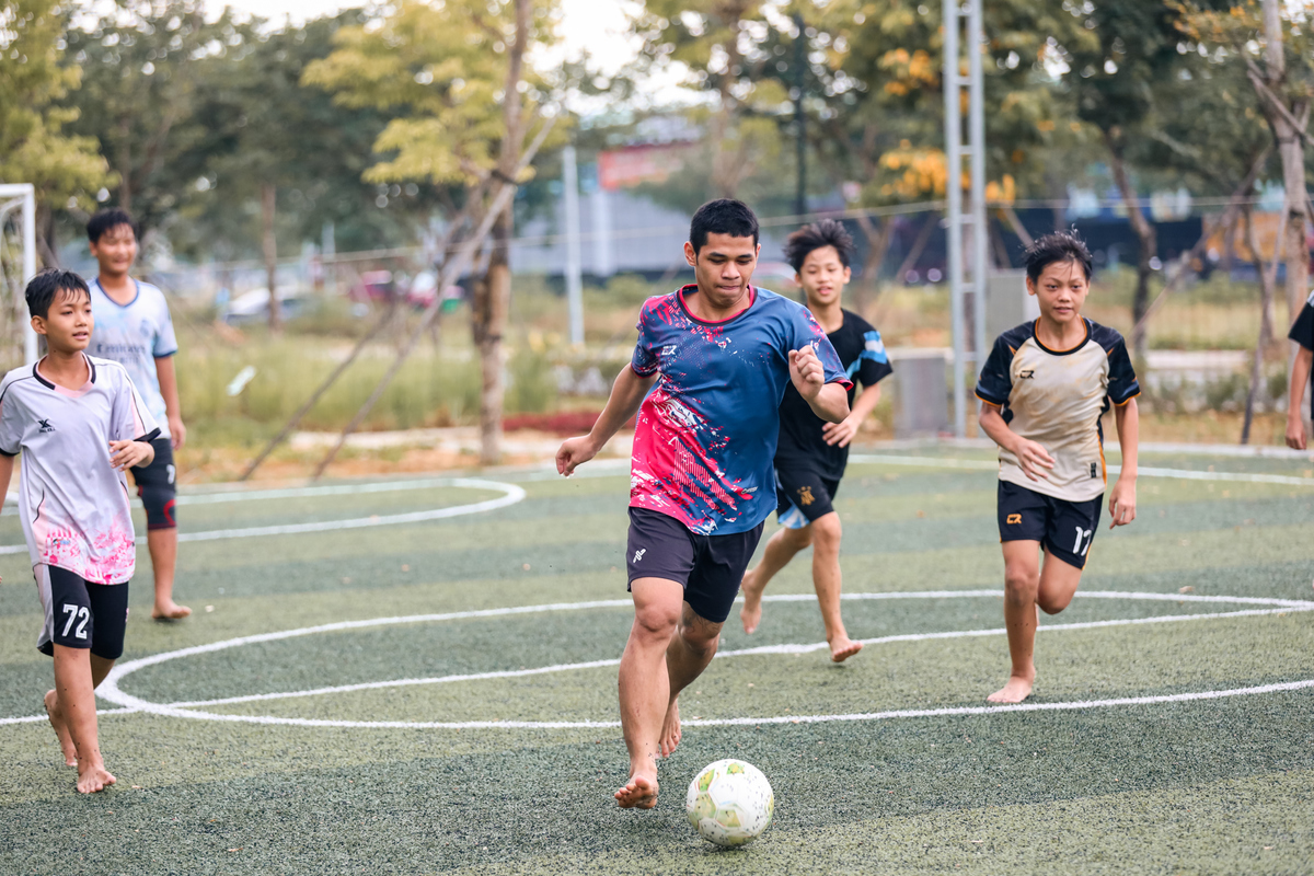 <p class="Normal"> Và hơn 4 năm sau ngày đặt chân đến Trường Hy Vọng, Nhân nhận ra quyết định năm ấy là đúng đắn. Không chỉ tiếp tục việc học, cậu bé người Hrê còn dần bộc lộ năng khiếu ở nhiều môn thể thao như bóng đá, bóng chuyền, bóng rổ, cầu lông hay chạy bộ.</p> <p class="Normal"> Các thầy cô nhận ra thế mạnh ấy và luôn khuyến khích Nhân tham gia các hoạt động, đại diện nhà trường thi đấu ở nhiều giải thể thao. Những tấm huy chương và giấy khen dần xuất hiện trên góc học tập của cậu – điều mà trước đây Nhân chưa từng nghĩ tới.</p> <p class="Normal"> Điều quý giá hơn cả thành tích là sự tự tin mà Nhân có được. Từ cậu bé từng thu mình vì mặc cảm, em dần hòa nhập với bạn bè, được ghi nhận bởi những thế mạnh riêng và tìm thấy vị trí của mình trong tập thể. "Cuối cùng em cũng có cái giỏi như các bạn", Nhân nói với niềm tự hào hiện rõ trên gương mặt.</p>