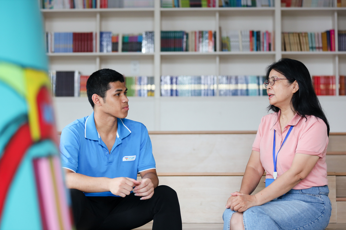 <p class="Normal"> Trước ngày bước vào kỳ thi quan trọng nhất của tuổi học trò, Nhân tìm đến cô Châu để trò chuyện. Những lời dặn dò trước giờ thi không chỉ là chuyện điểm số hay kiến thức, mà còn là câu chuyện của một chặng đường trưởng thành.</p> <p class="Normal"> Cô Châu là một trong những người đầu tiên tìm đến gia đình Nhân sau biến cố đại dịch. Chiếc xe chật vật vượt những con dốc quanh co dẫn vào bản làng vùng cao, nơi căn nhà của Nhân nằm lưng chừng núi. Sau sự ra đi của người cha, 3 mẹ con phải nương tựa vào nhau trong cuộc sống còn nhiều khó khăn.</p> <p class="Normal"> Hôm đó, cuộc trò chuyện phải nhờ đến sự hỗ trợ của một cán bộ Hội Phụ nữ địa phương vì mẹ Nhân chưa thông thạo tiếng phổ thông. Thế nhưng khi được hỏi có muốn đến Trường Hy Vọng hay không, cậu bé người Hrê gần như không cần suy nghĩ. Nhân gật đầu ngay.</p> <p class="Normal"> Nhắc lại chuyện cũ, Nhân cho biết điều khiến em mạnh dạn bước đi năm ấy là khát khao tìm một con đường khác cho tương lai. Ở quê nhà, cuộc sống gắn liền với nương rẫy, với những vòng lặp quen thuộc của cái nghèo. Cậu tin rằng ngôi trường Hy vọng có thể mở ra những cơ hội mới.</p> <p class="Normal">  </p>