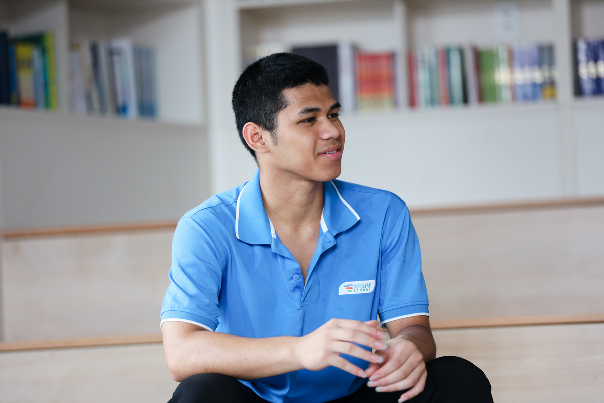 <p class="Normal"> Đinh Văn Nhân trong những ngày cuối cùng dưới mái trường Hy vọng. Ít ai còn nhận ra cậu bé từng rụt rè, tự ti và nhiều lần muốn trở về nhà trong những ngày đầu nhập học. Sau hơn 4 năm, Nhân đã trở thành một chàng trai biết rõ mình muốn gì và sẵn sàng bước về phía tương lai.</p> <p class="Normal"> Với Nhân, kỳ thi tốt nghiệp THPT Quốc gia không chỉ là dấu mốc khép lại 12 năm đèn sách. Đó còn là điểm kết của một hành trình đặc biệt bắt đầu từ bản làng vùng cao, đi qua những mất mát, những lần muốn bỏ cuộc và cả những nỗ lực không ngừng để trưởng thành.</p>